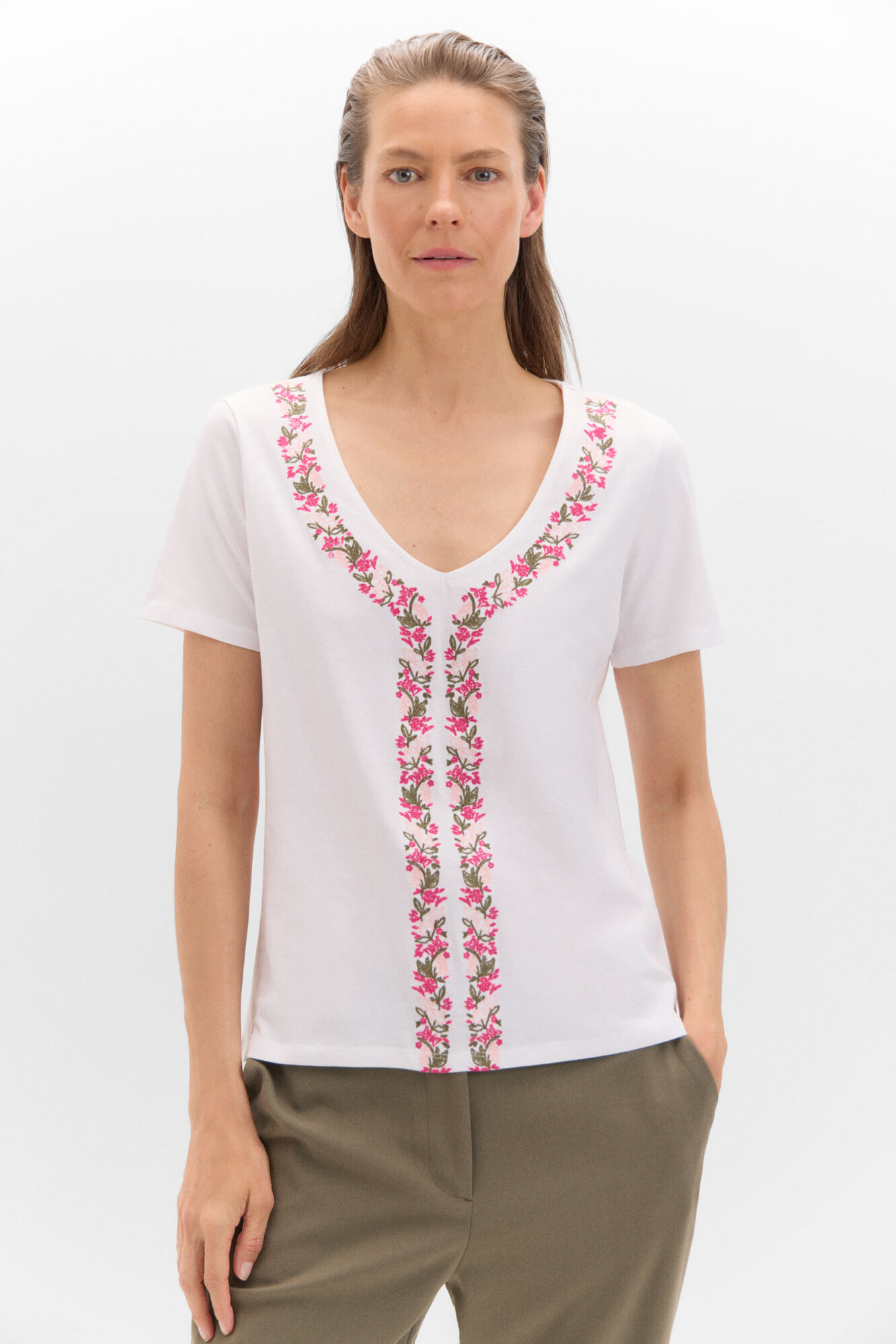 Cortefiel Camiseta pico con bordado