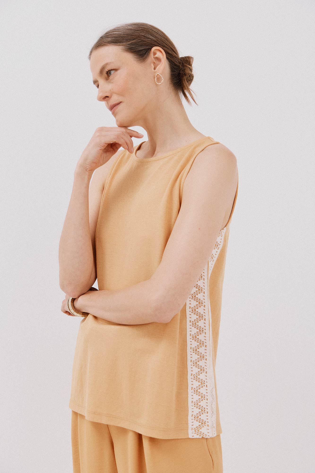 Cortefiel Top con detalle de puntilla de crochet lateral Arena