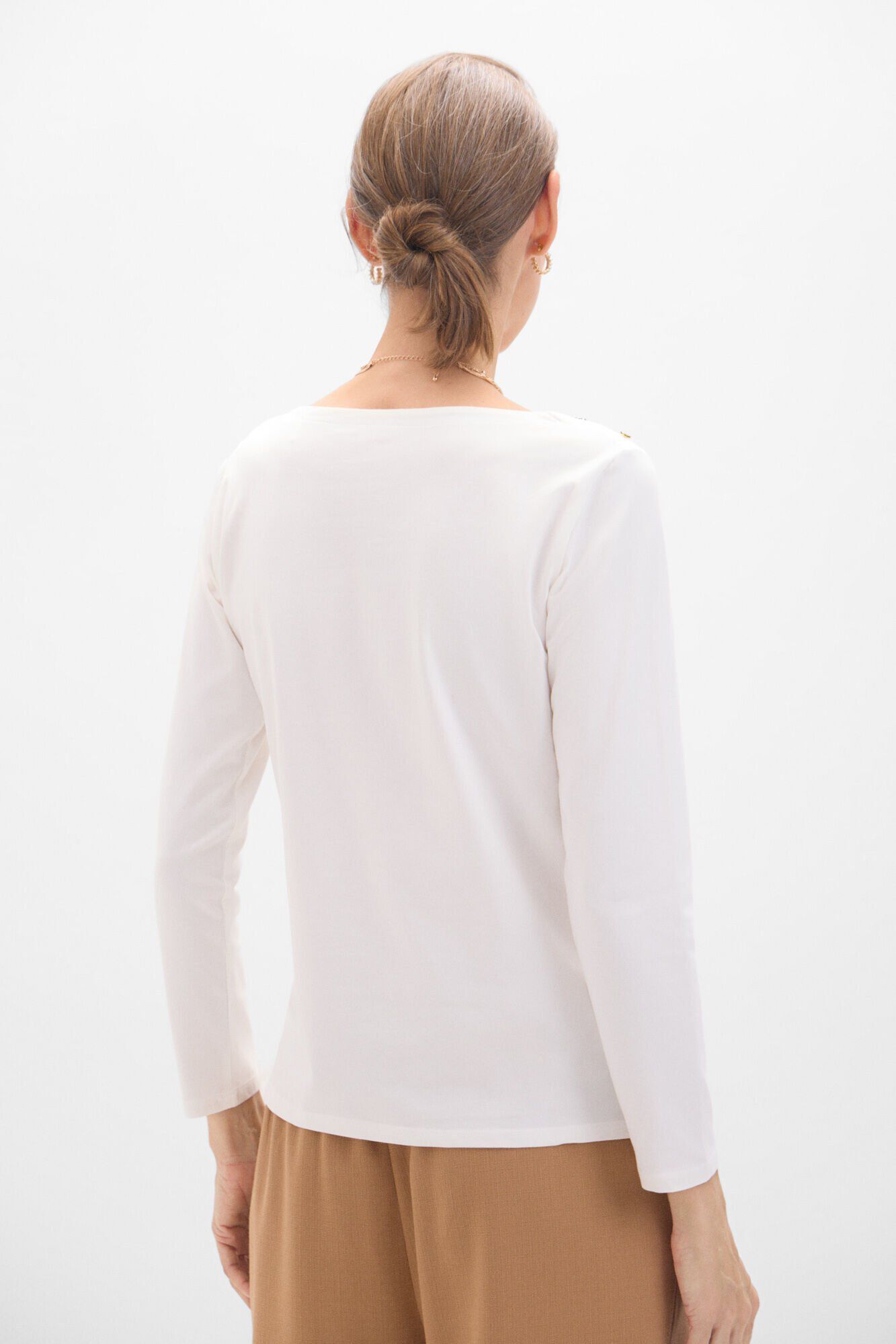 Cortefiel Camiseta b&aacute;sica escote barco con botones dorados Blanco