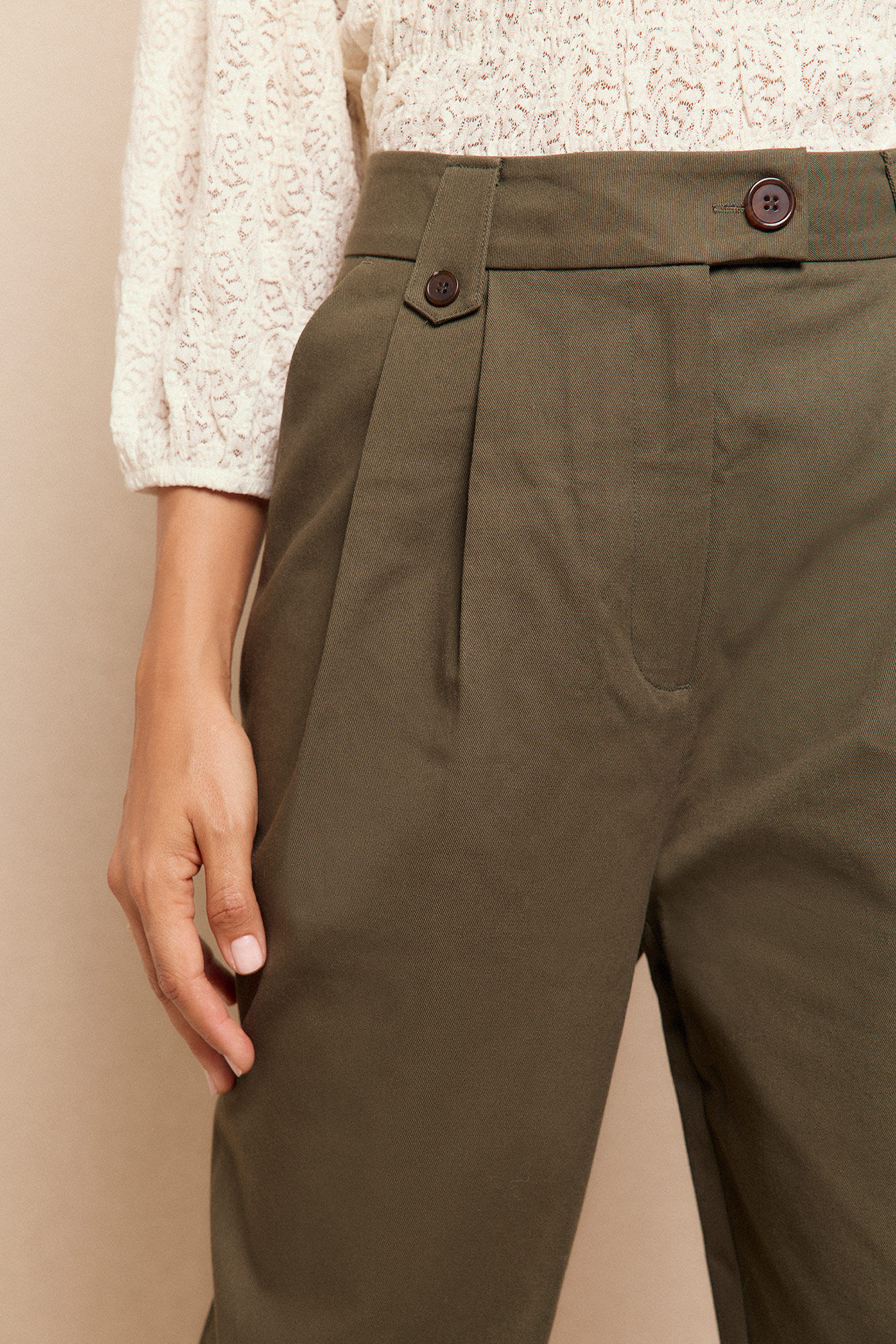 Slowlove Pantal&oacute;n de sarga con pinzas trabillas para el cintur&oacute;n bolsillos funcionales laterales pernera ancha cierre mediante cierre oculto y bot&oacute;n Verde oscuro
