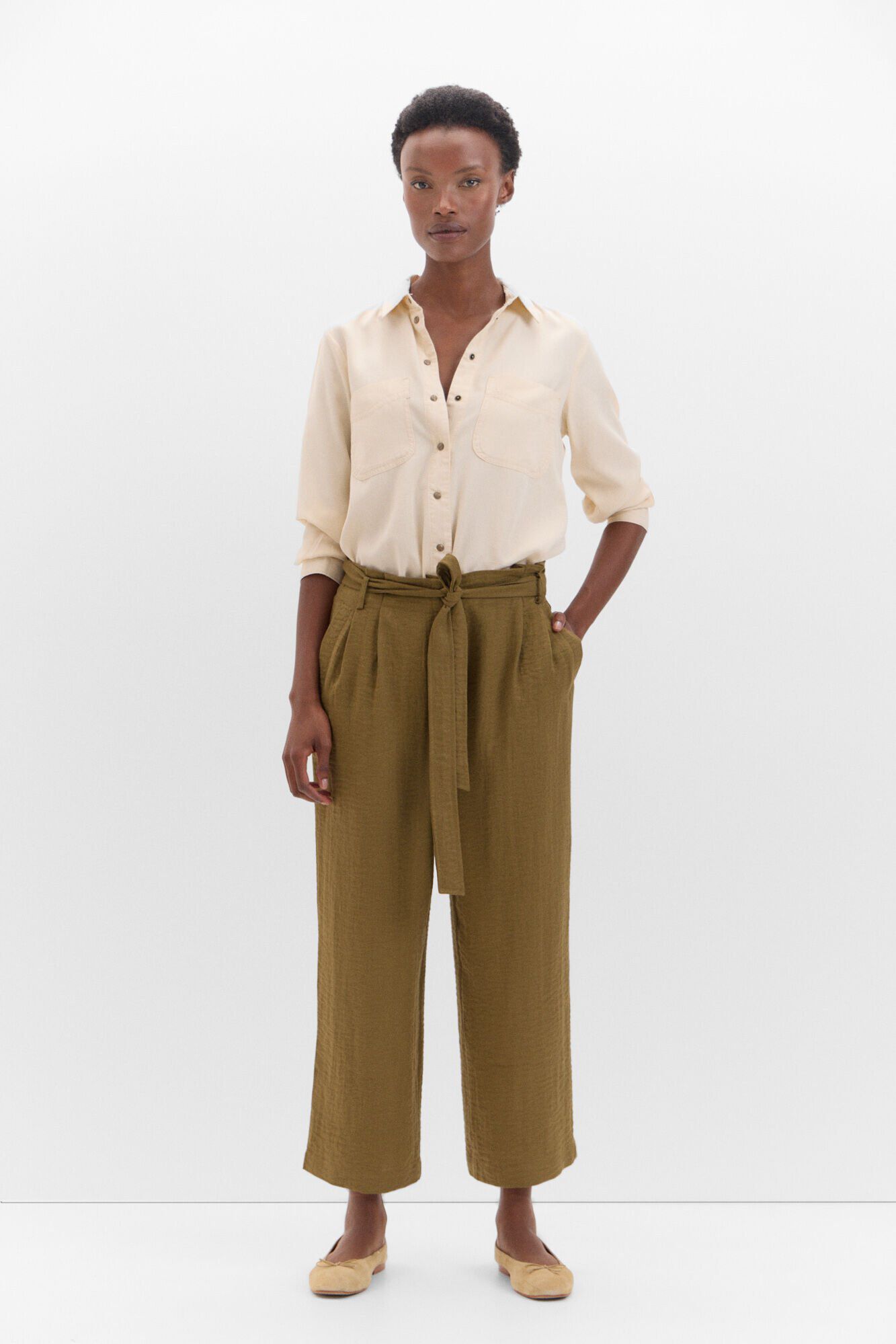 Cortefiel Pantal&oacute;n flu&iacute;do pinzas Kaki