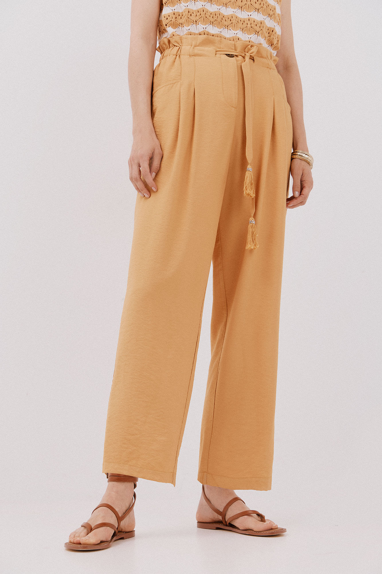 Cortefiel Pantal&oacute;n de pinzas con cintur&oacute;n Arena