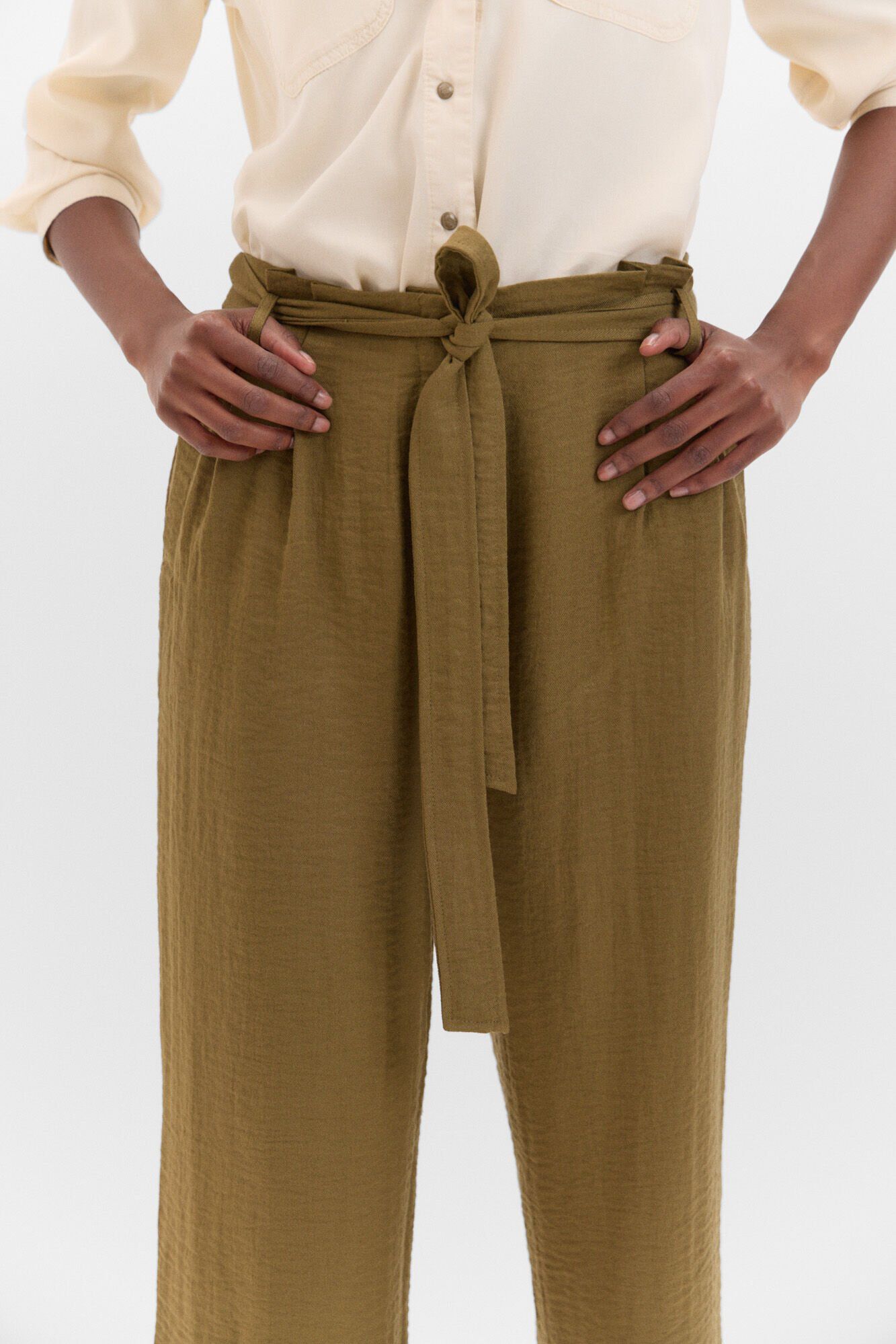 Cortefiel Pantal&oacute;n flu&iacute;do pinzas Kaki