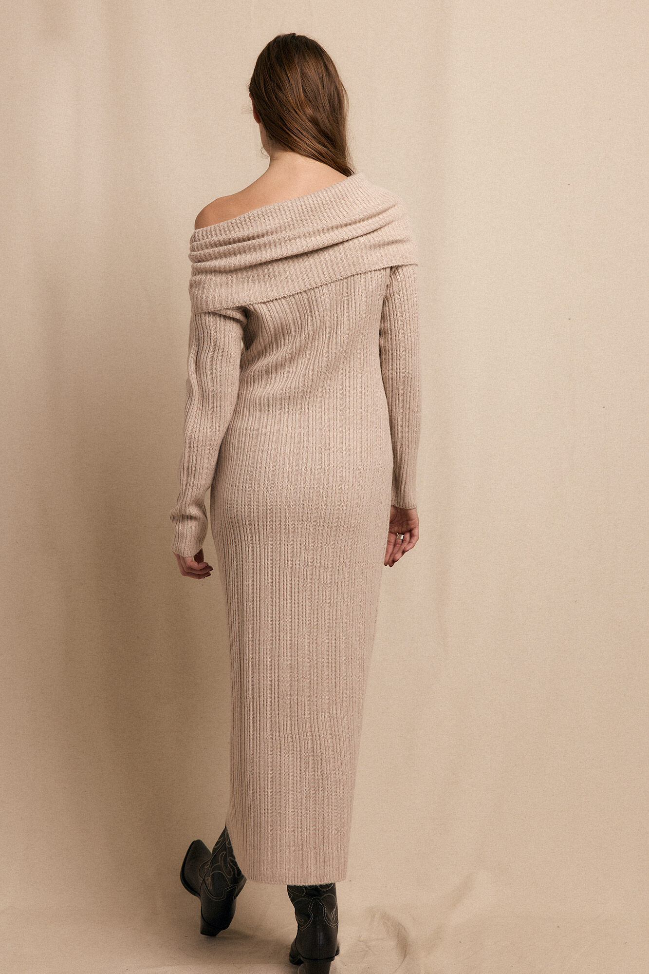 Slowlove Vestido de punto con cuello amplio Beige