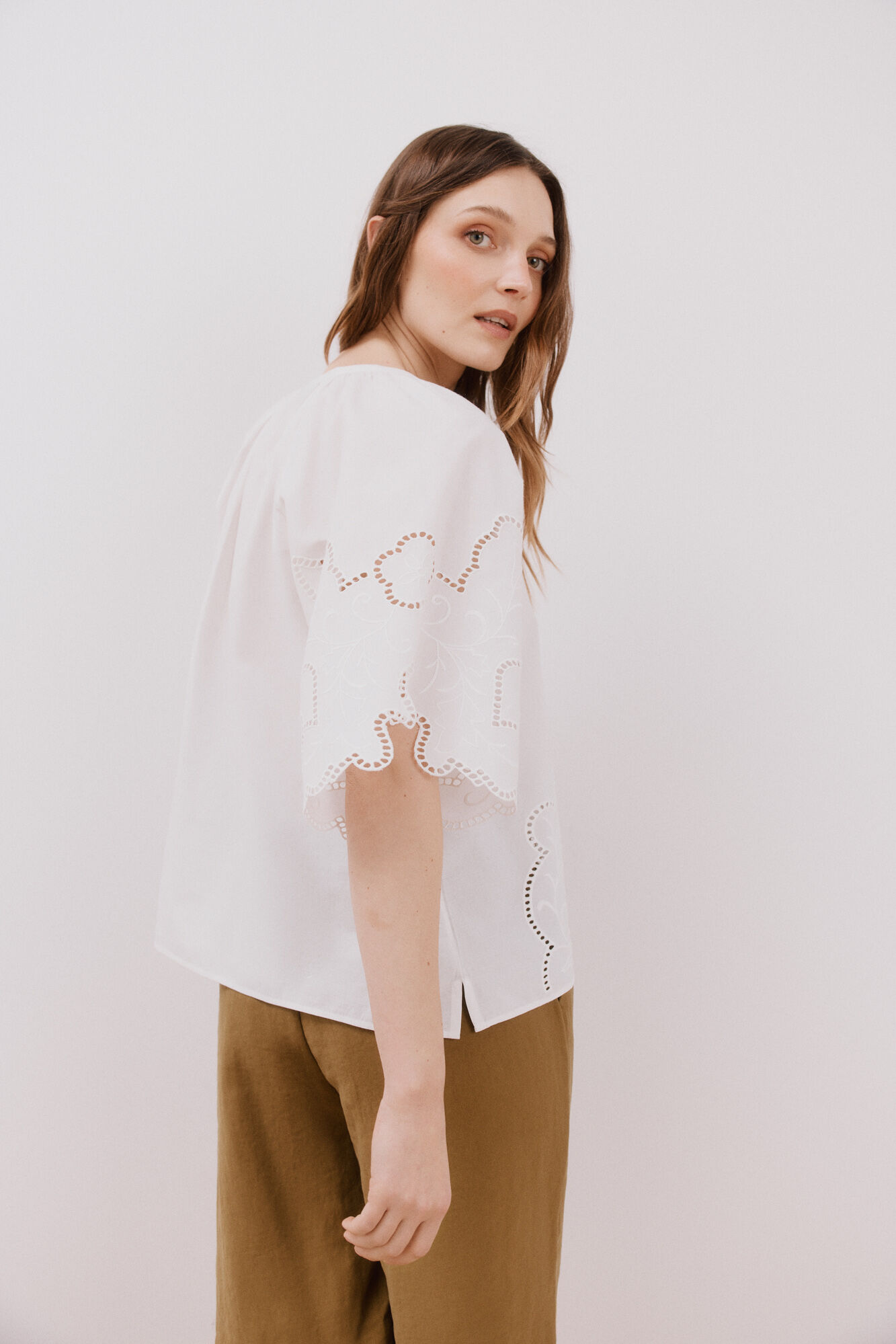 Cortefiel Blusa bordados perforados