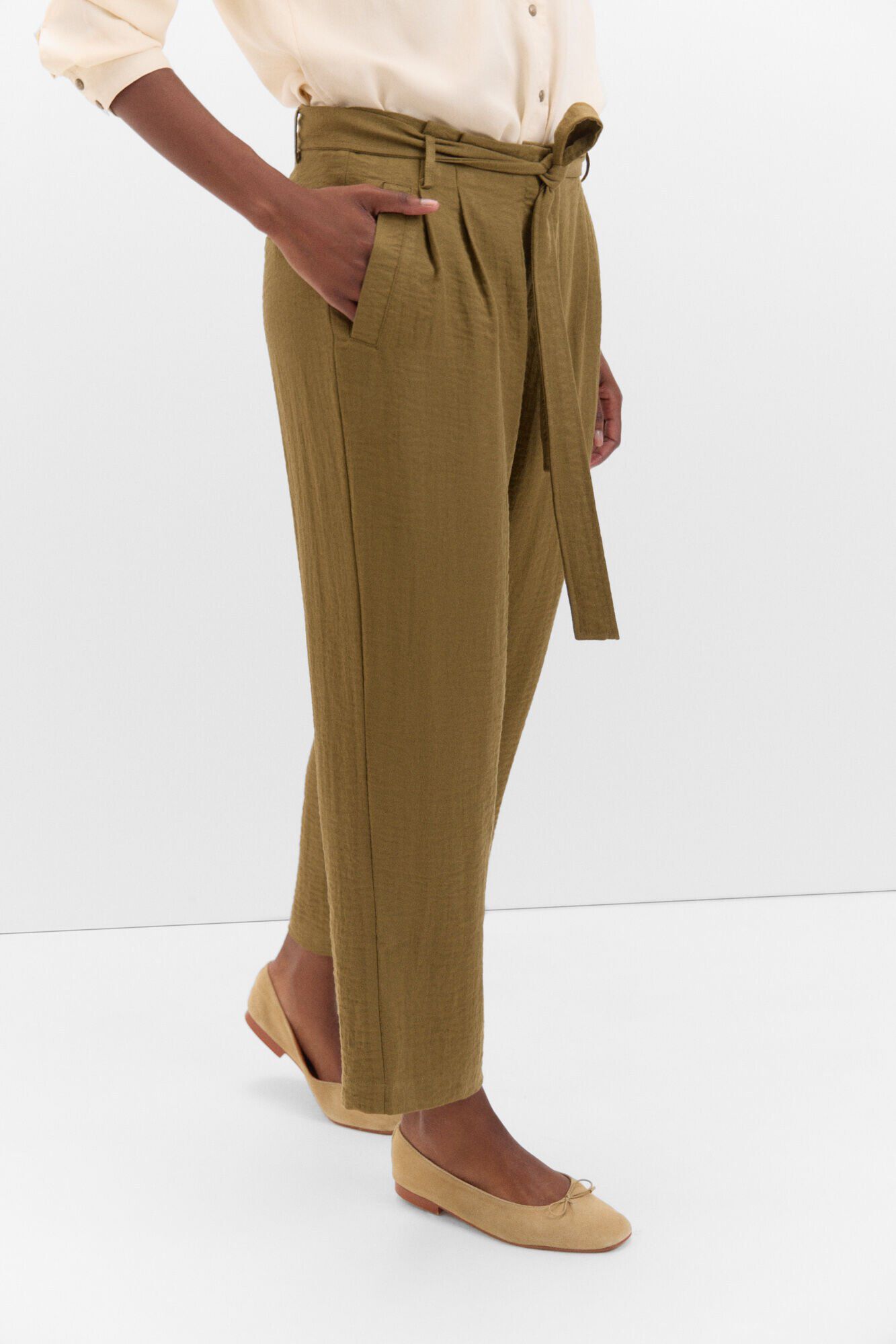 Cortefiel Pantal&oacute;n flu&iacute;do pinzas Kaki