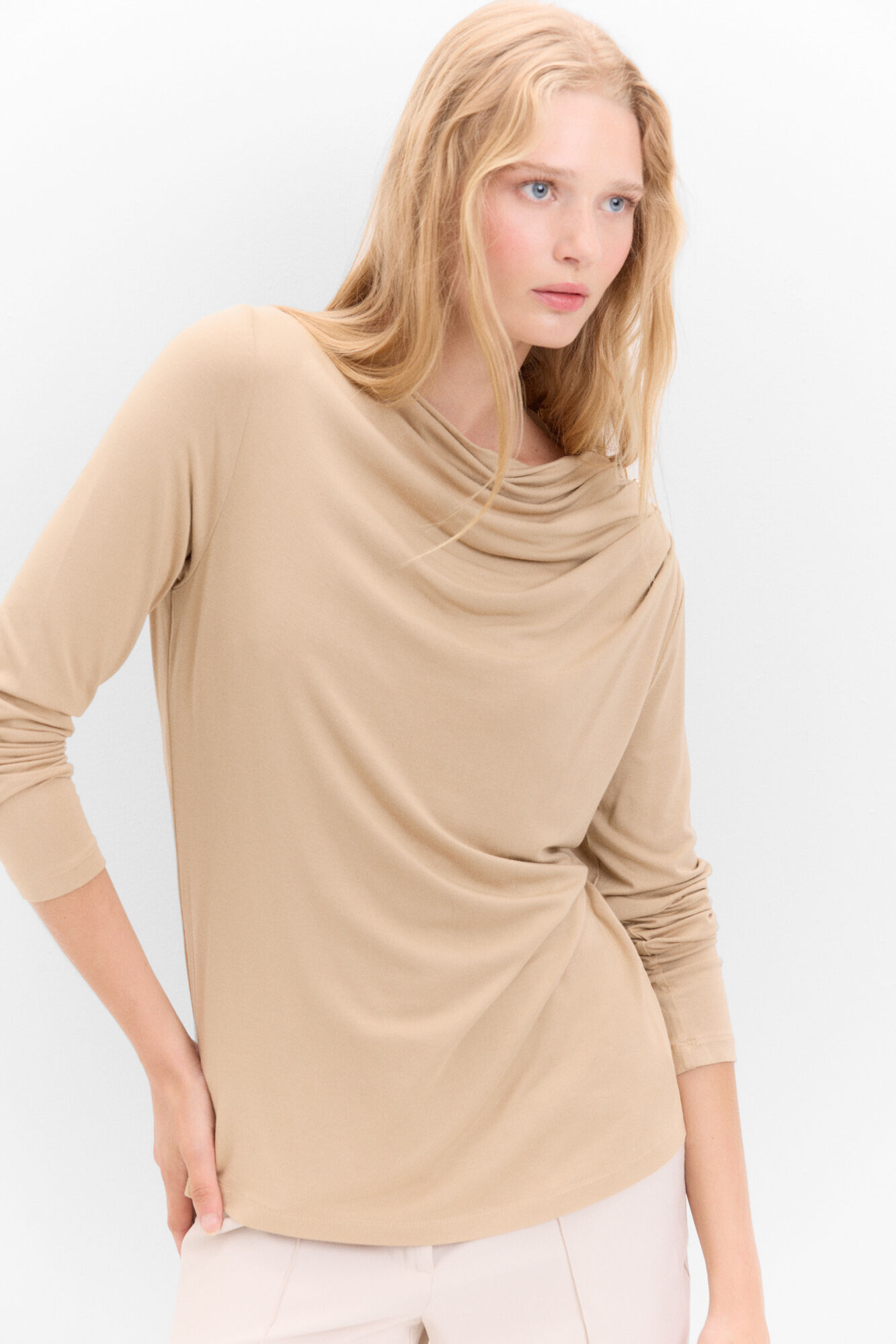 Cortefiel Camiseta con pliegues en hombro