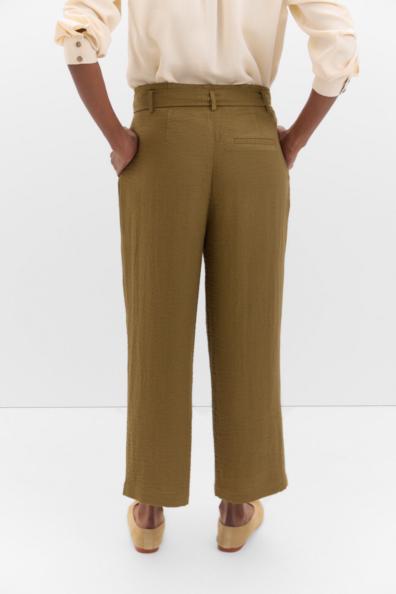 Cortefiel Pantal&oacute;n flu&iacute;do pinzas Kaki