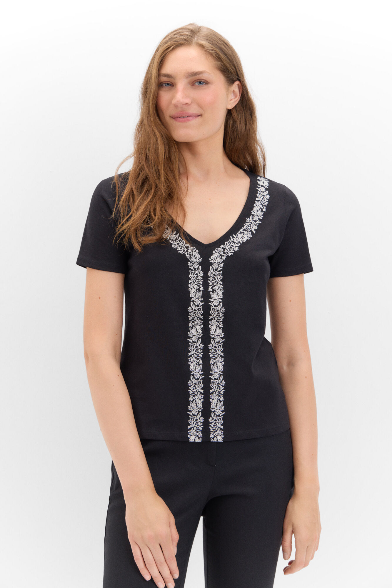 Cortefiel Camiseta pico con bordado Negro
