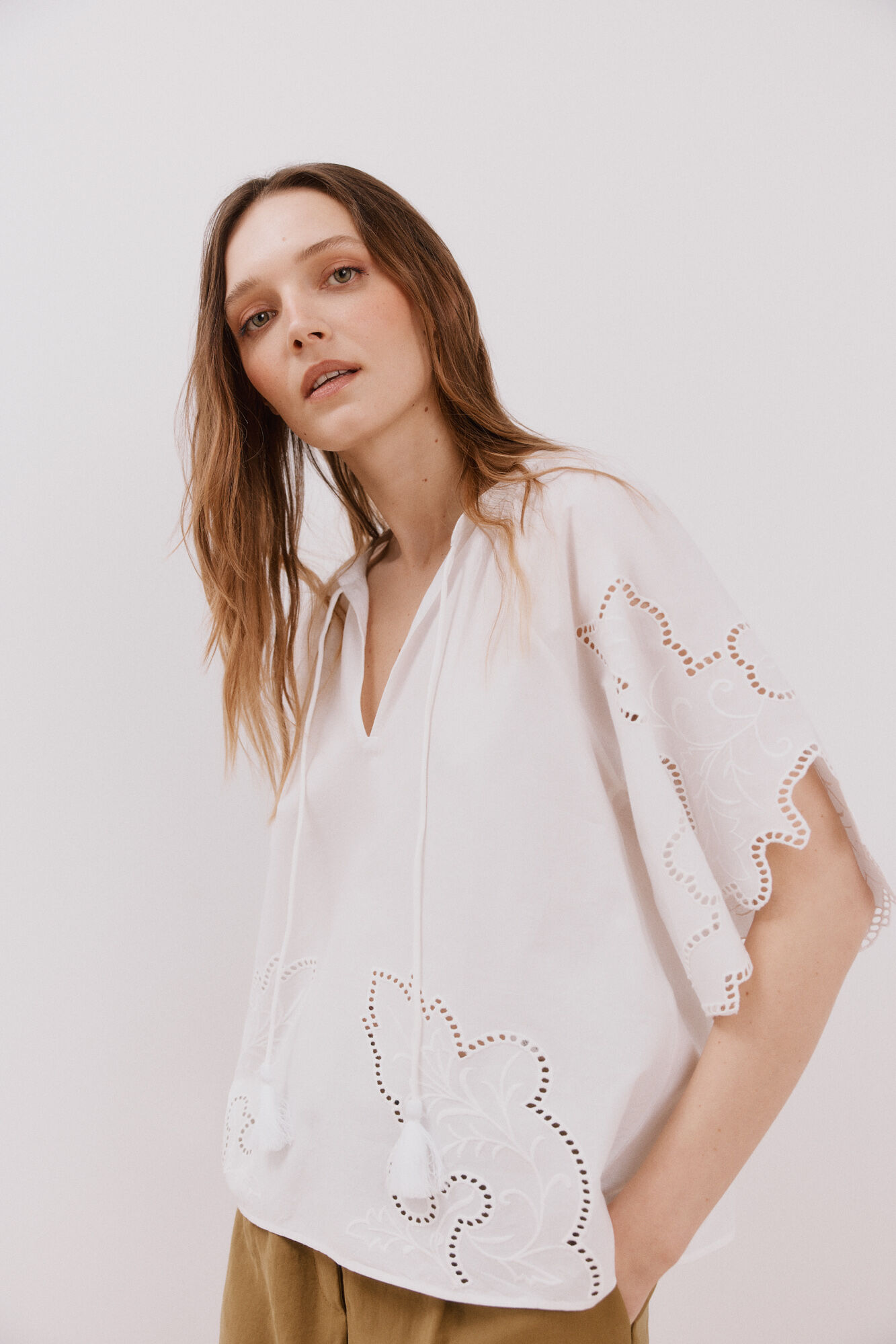 Cortefiel Blusa bordados perforados