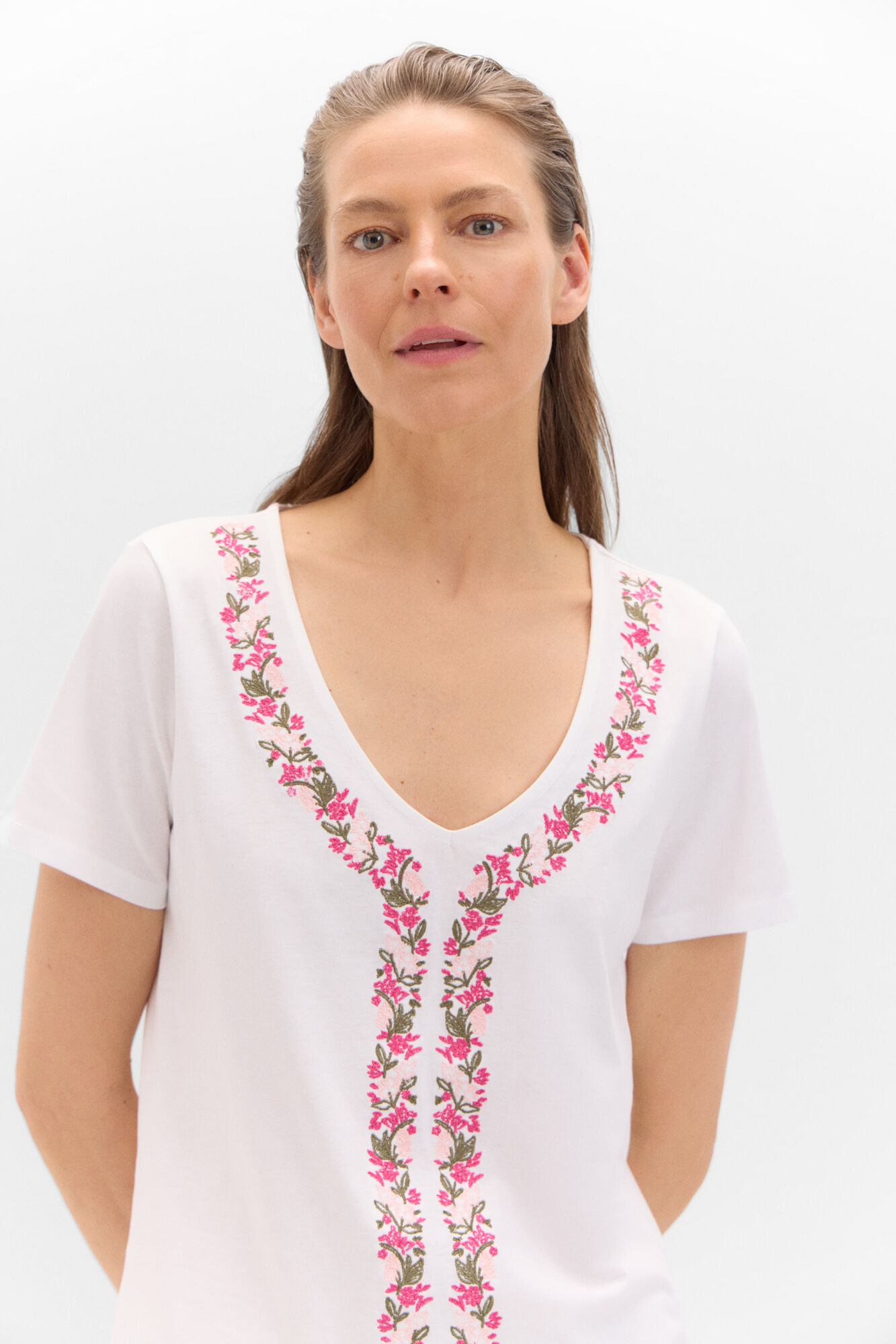Cortefiel Camiseta pico con bordado