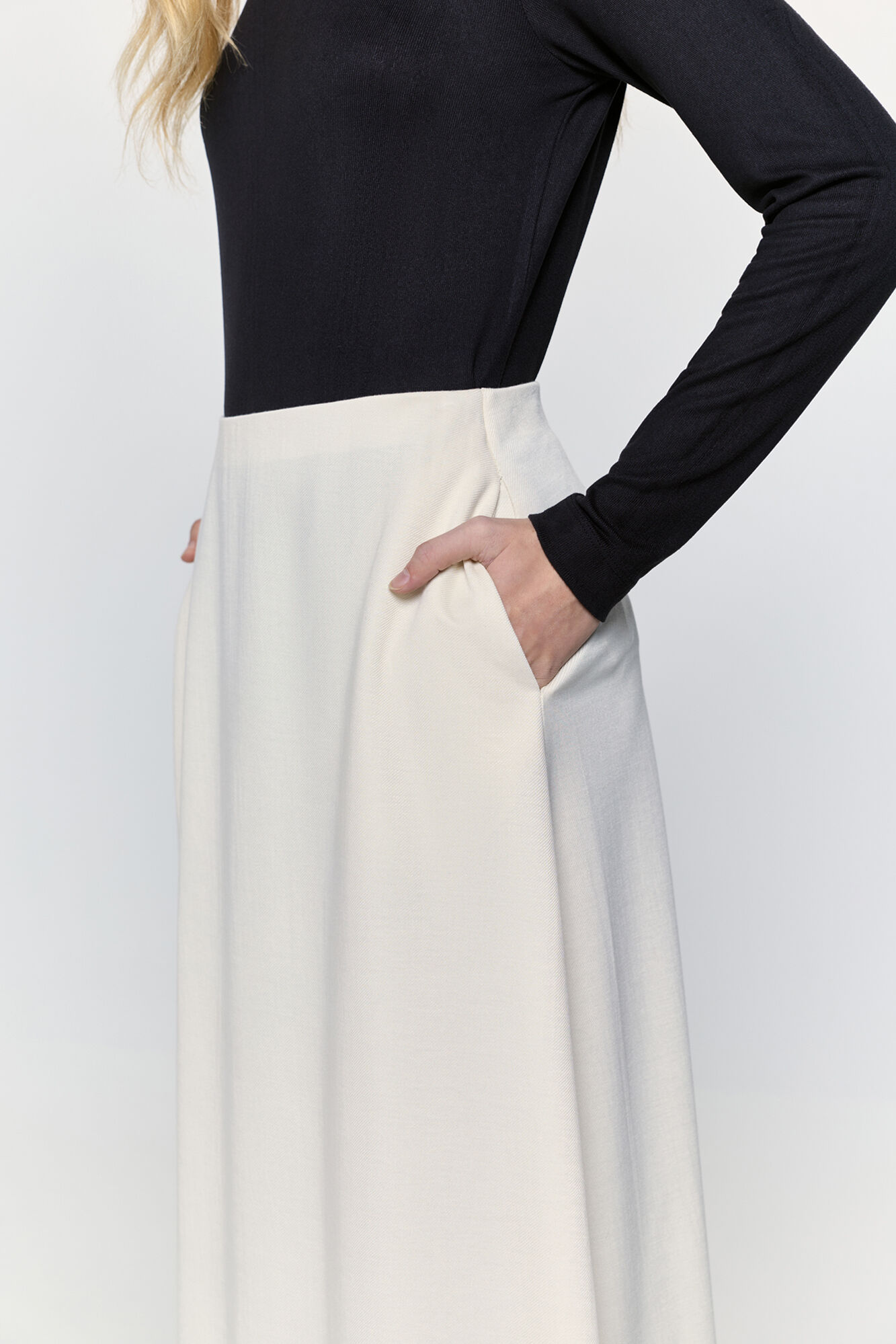 Milano Falda midi con cintura el&aacute;stica Marfil