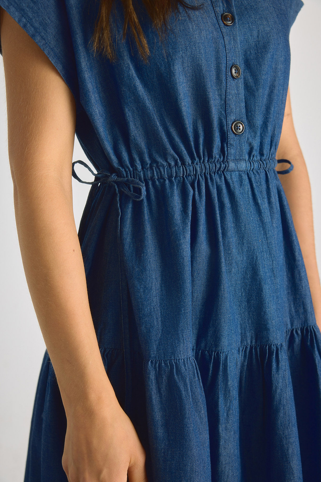 Milano Vestido de denim con escote pico