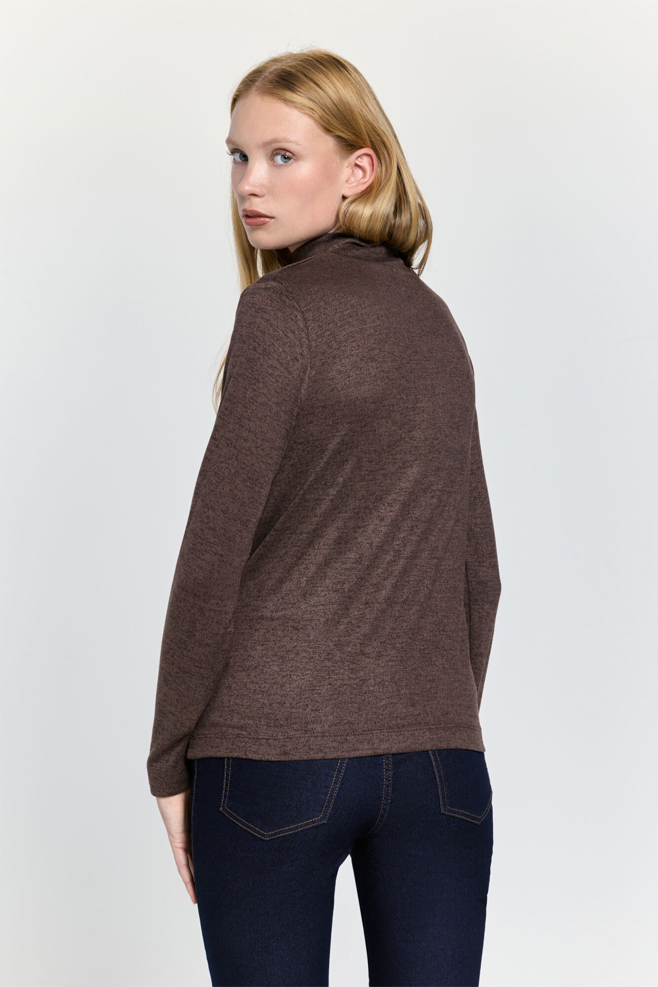 Milano Playera de cuello Perkins de soft touch Marr&oacute;n Oscuro