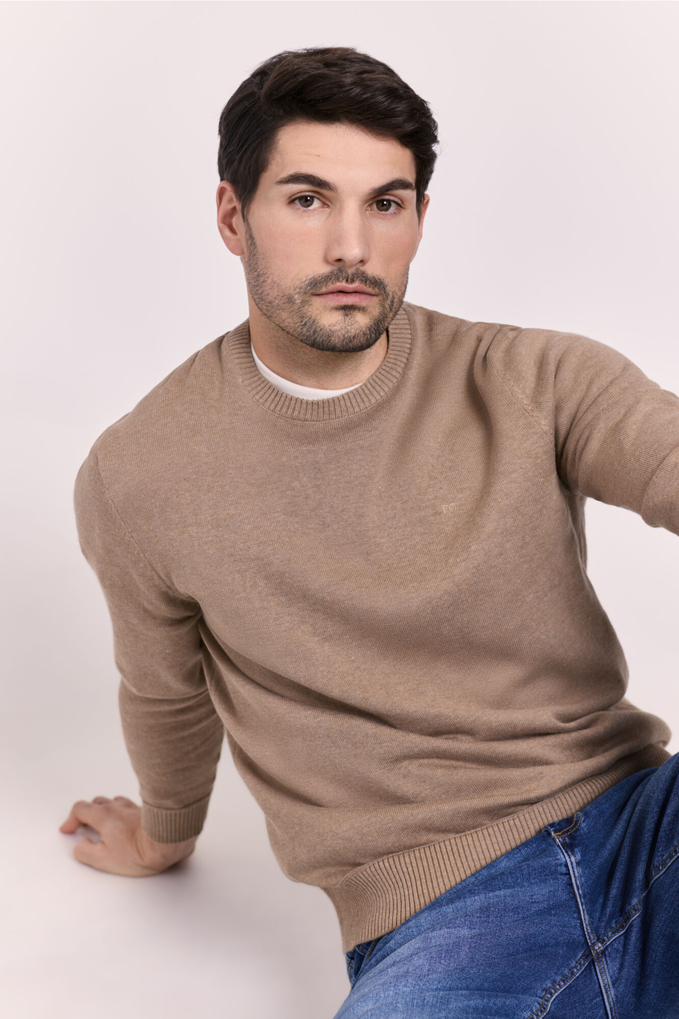 Milano Su&eacute;ter cuello redondo ajustado Beige