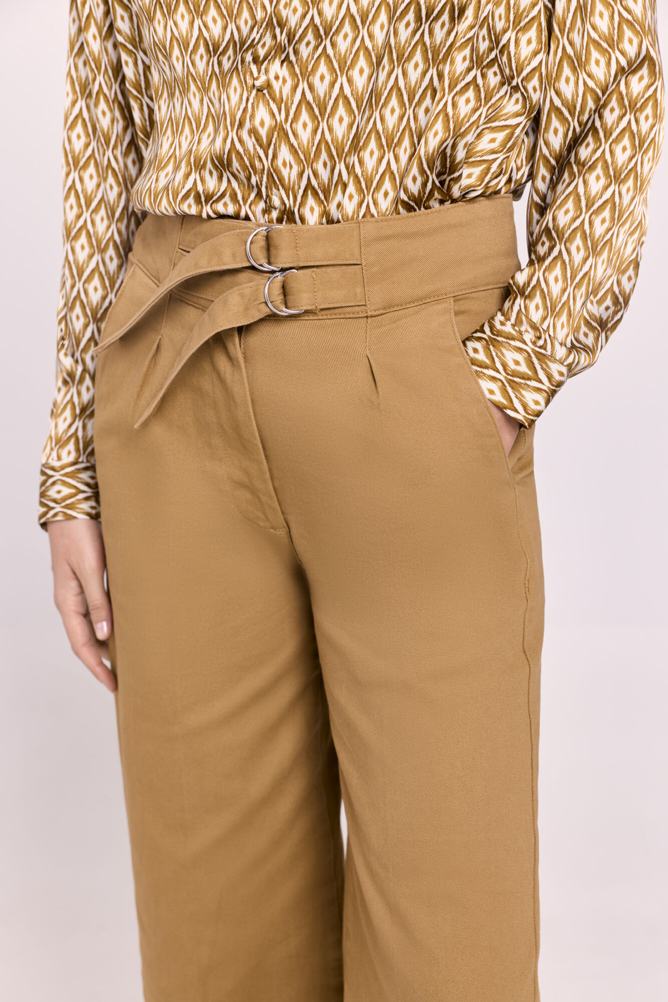 Milano Pantal&oacute;n cintur&oacute;n loops Tostado