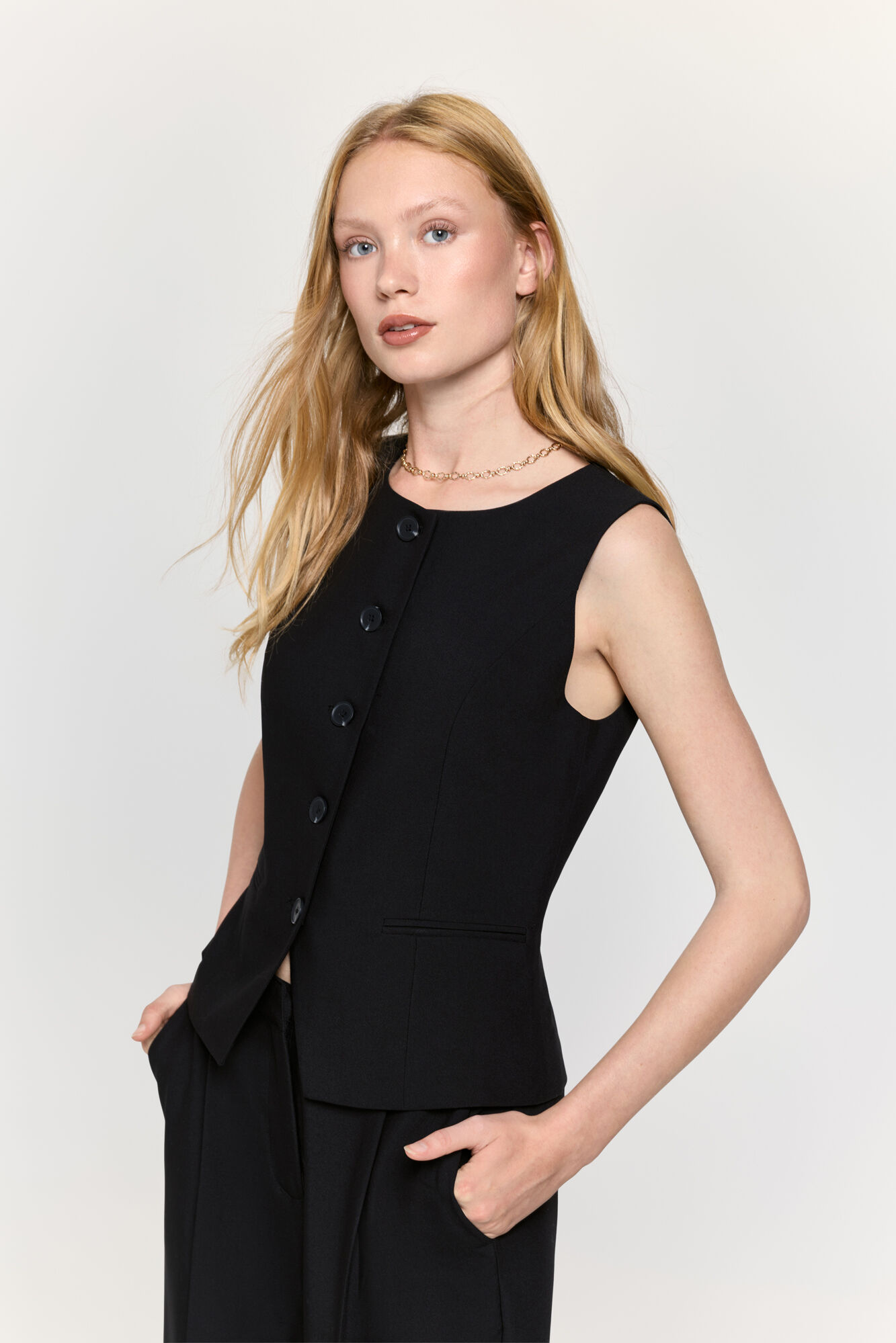 Milano Chaleco negro de sastrero con cuello redondo ajustado