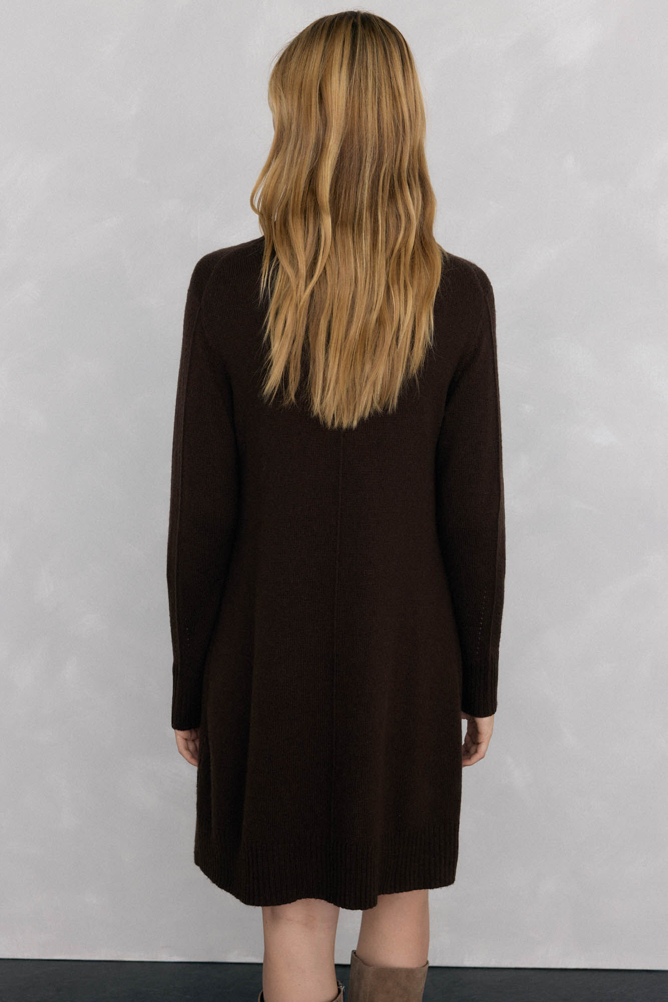 Pedro del Hierro Vestido de tejido con costura central de lana Marr&oacute;n