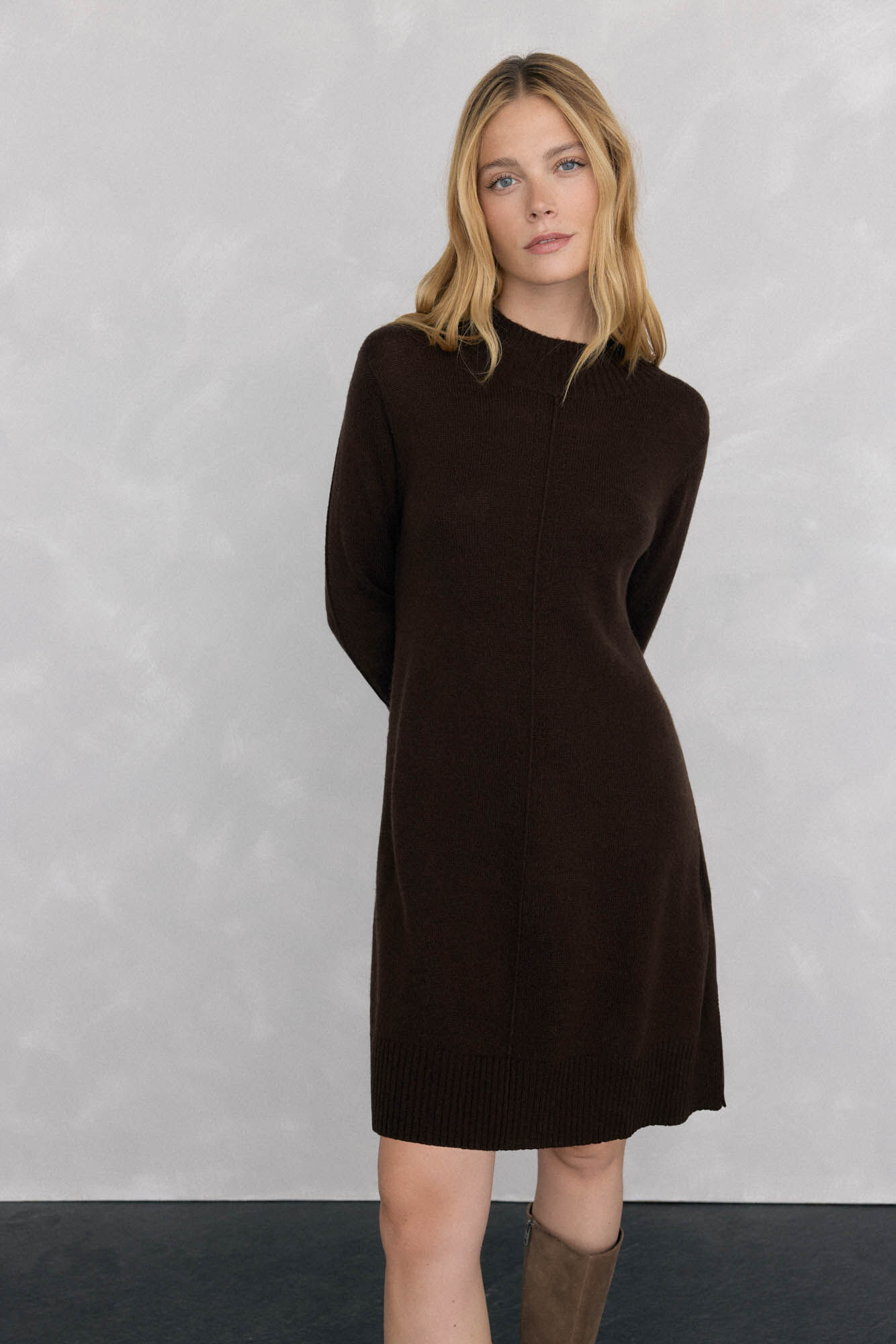 Pedro del Hierro Vestido de tejido con costura central de lana Marr&oacute;n