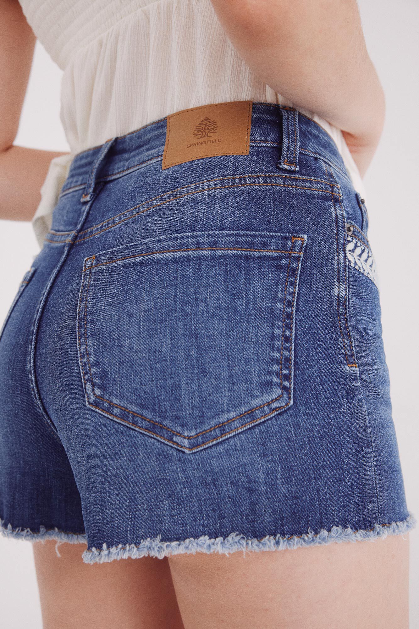 Springfield Jeans cortos vaqueros con bolsillos bordado azul