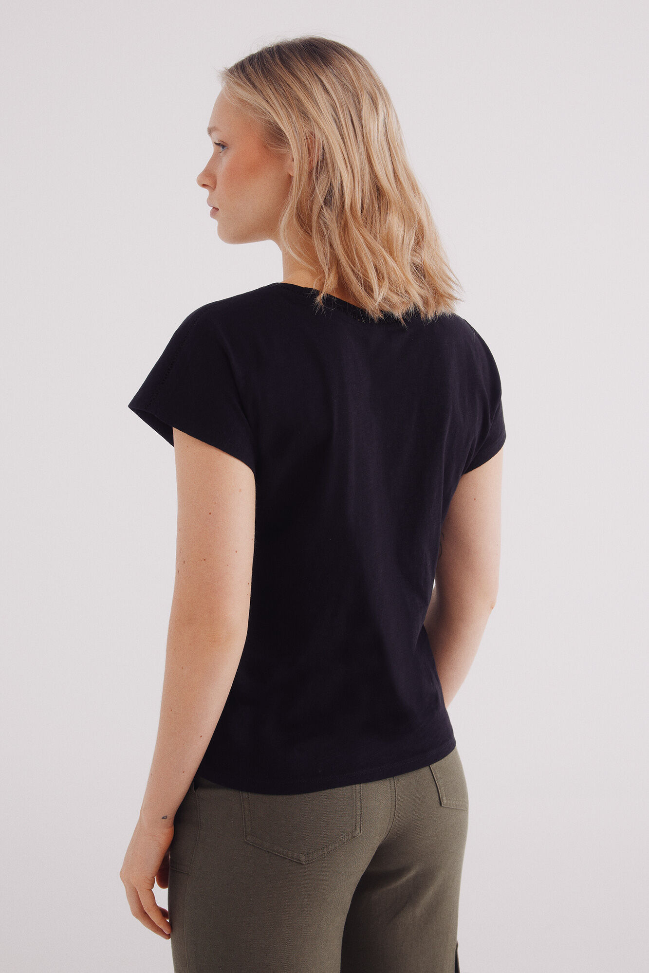 Springfield Camiseta escote pico crochet algod&oacute;n negro