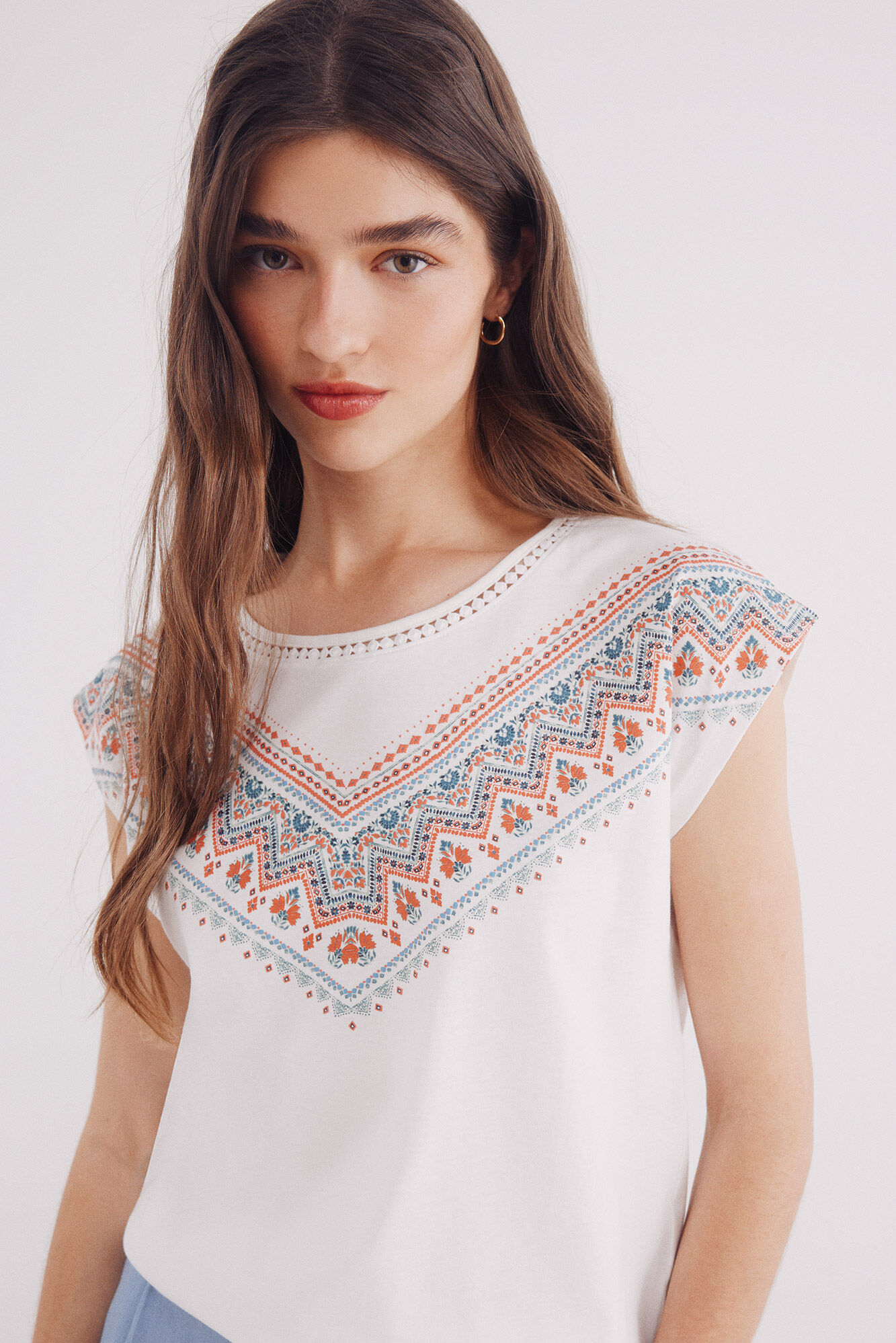 Springfield Playera gr&aacute;fica lace cuello natural