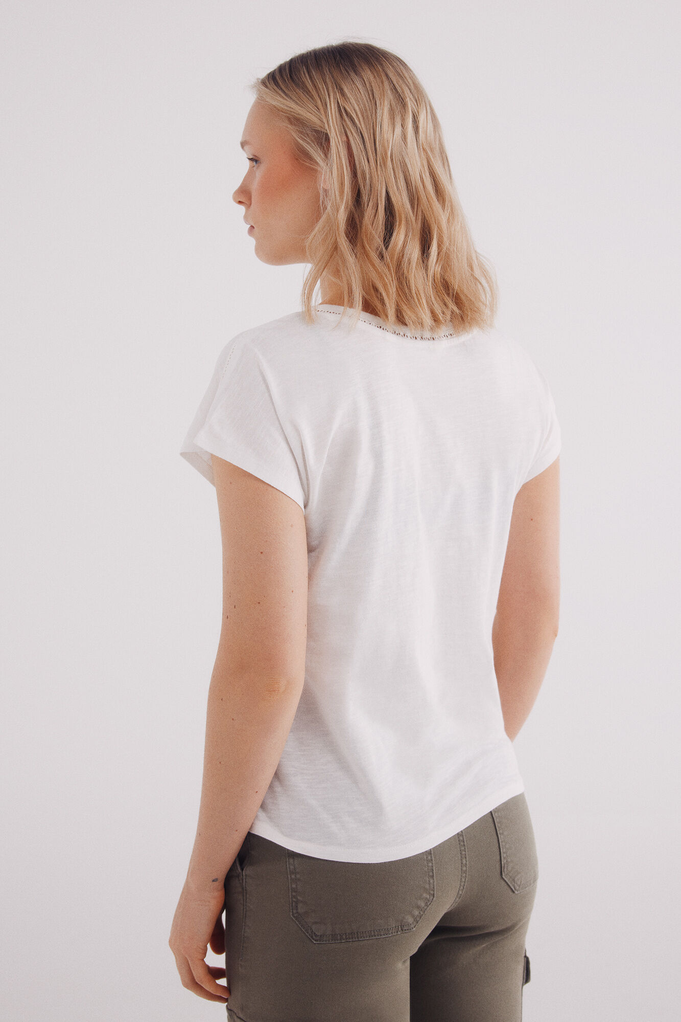 Springfield Camiseta escote pico crochet algod&oacute;n blanco