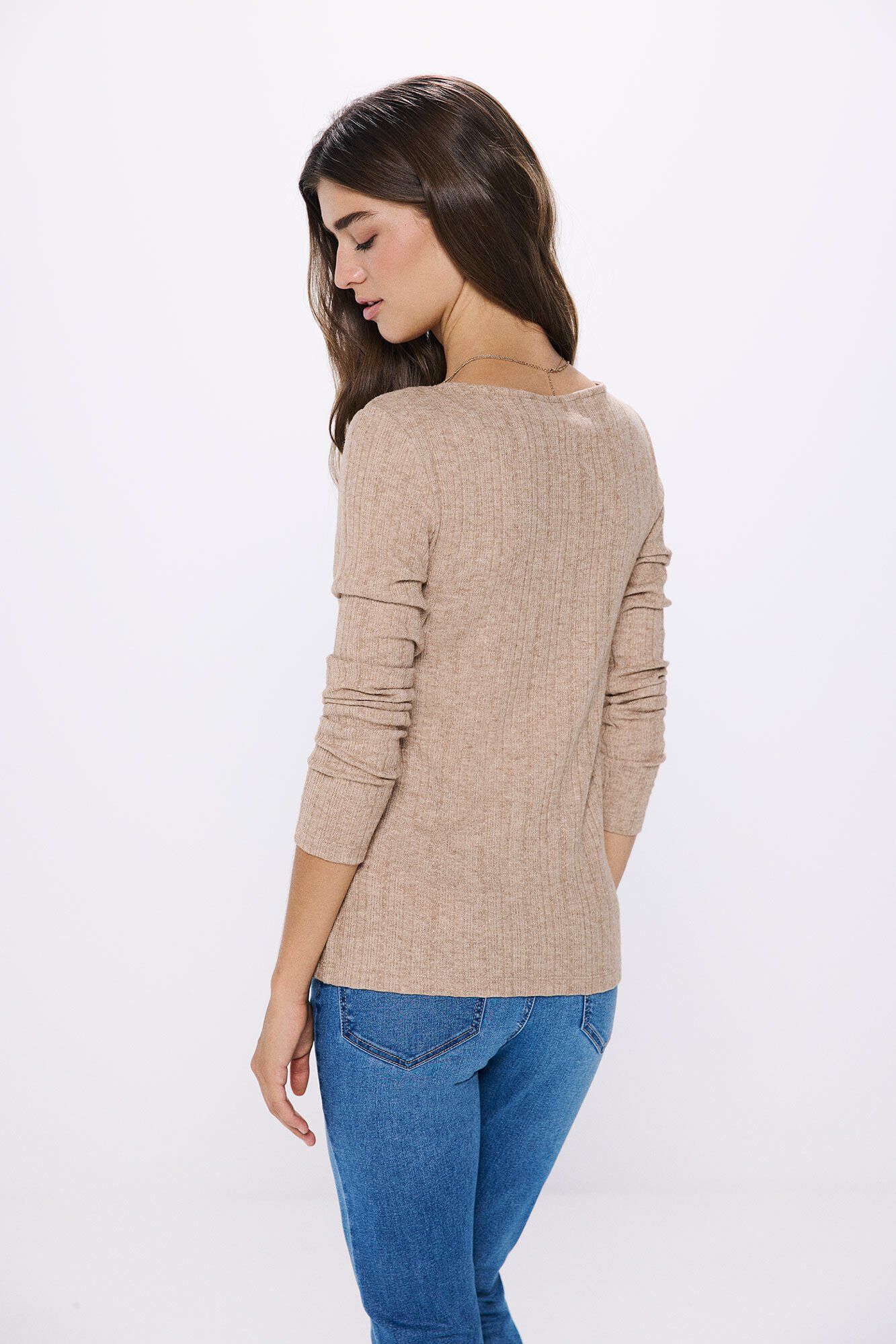 Springfield Playera escote pico frunces caf&eacute;