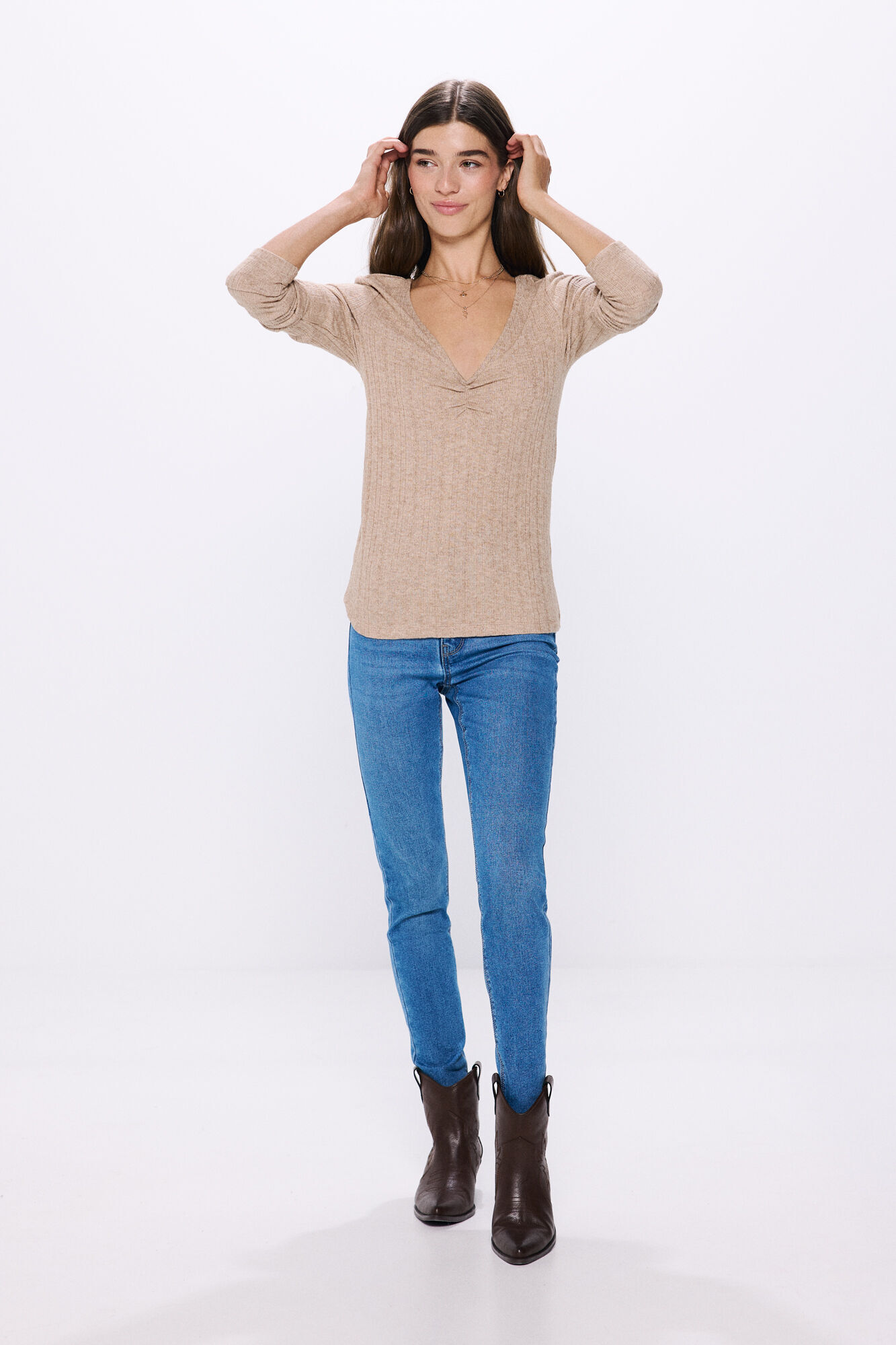 Springfield Playera escote pico frunces caf&eacute;