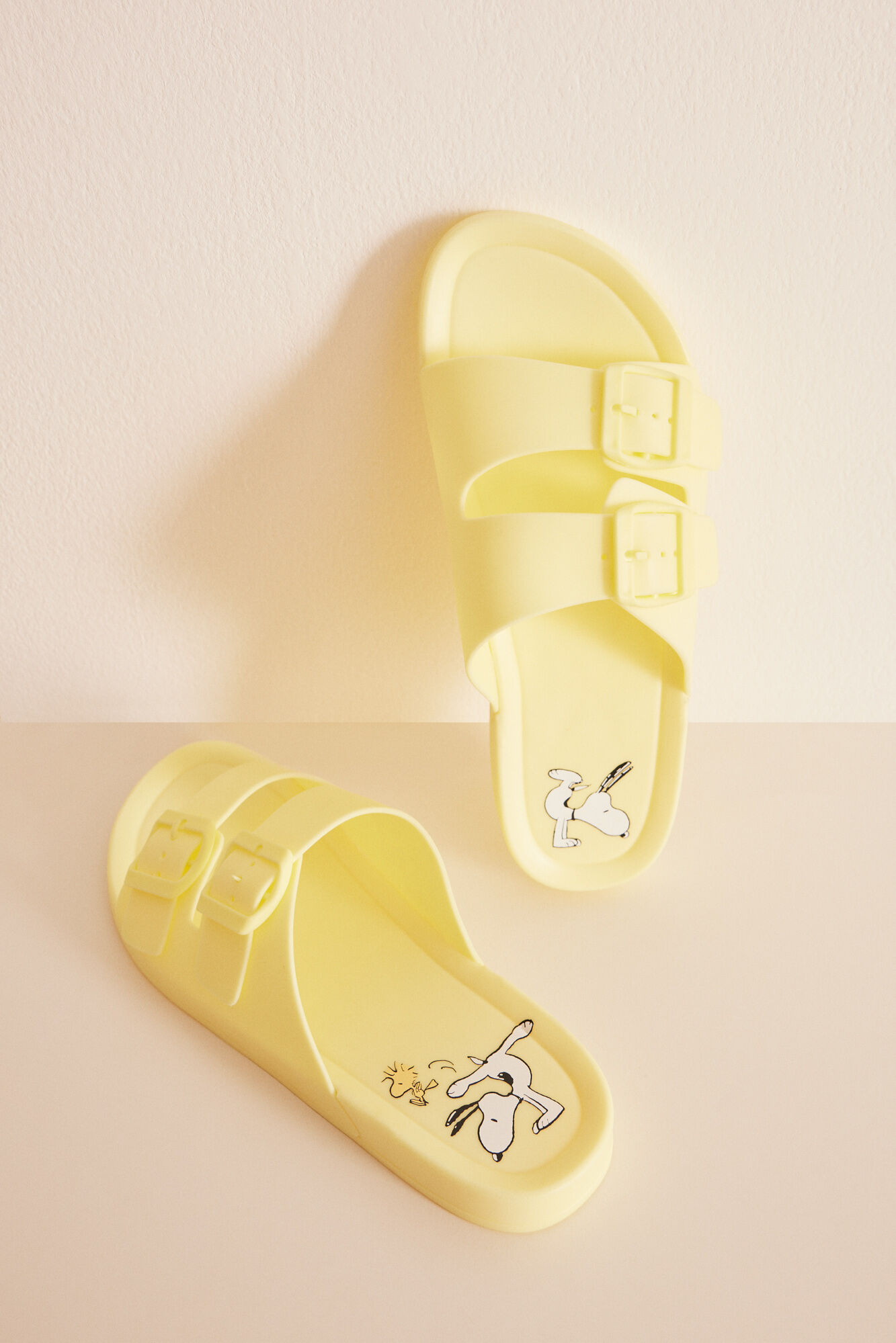 Women'secret Sandalias inyectadas amarillo Snoopy estampado
