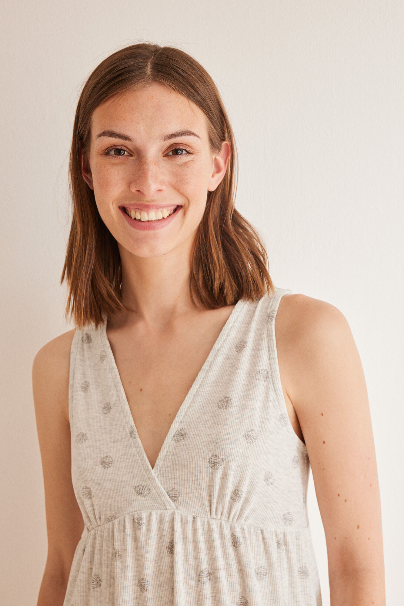 Women'secret Camis&oacute;n corto soft touch gris conchas
