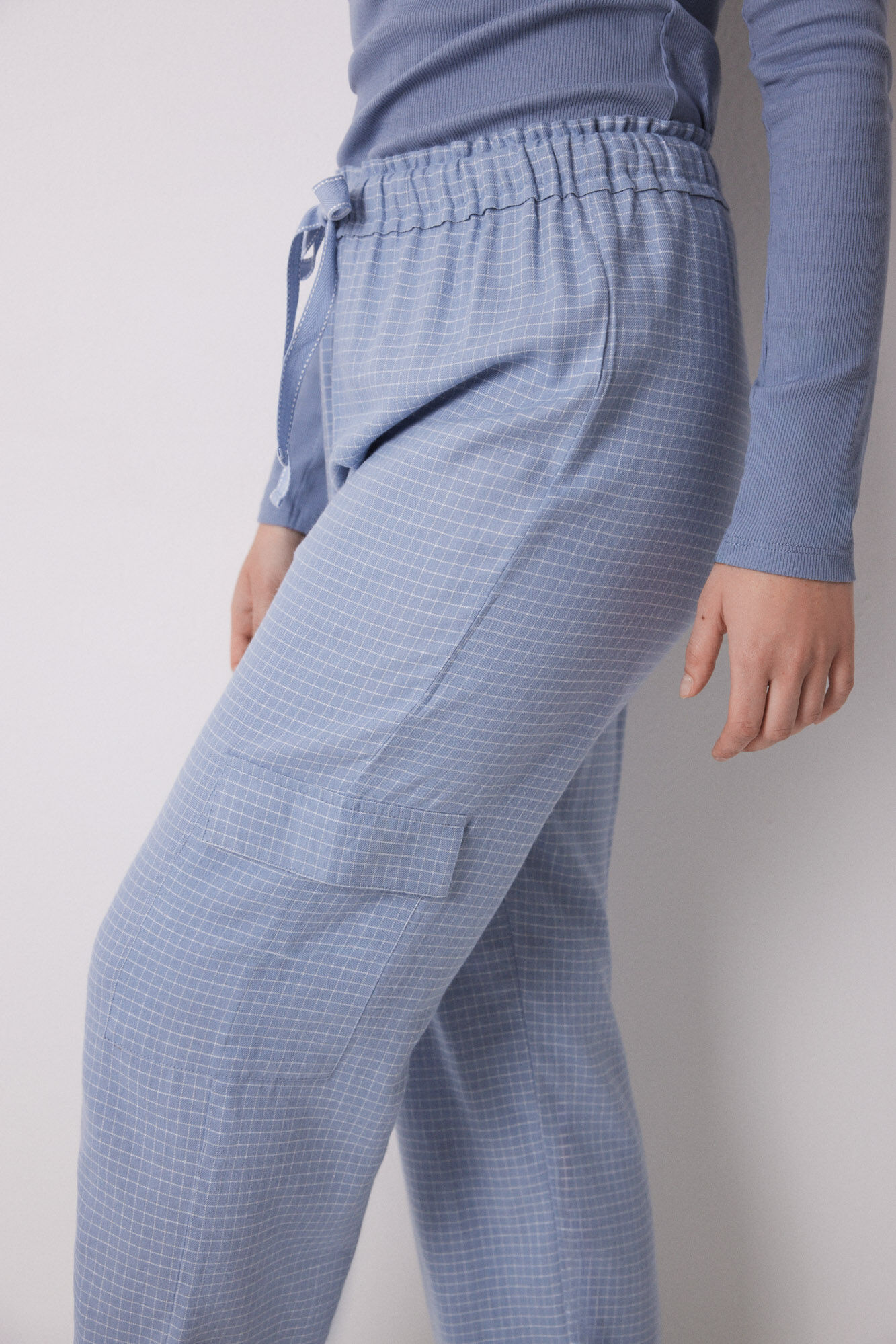 Women'secret Pantal&oacute;n cargo largo con estampado de cuadros azul