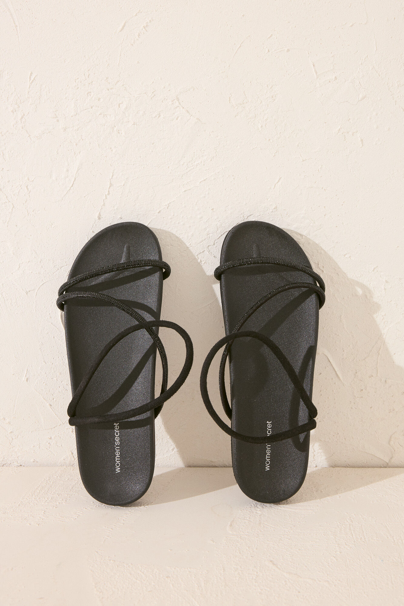 Women'secret Sandalias anat&oacute;micas tiras brillo negro