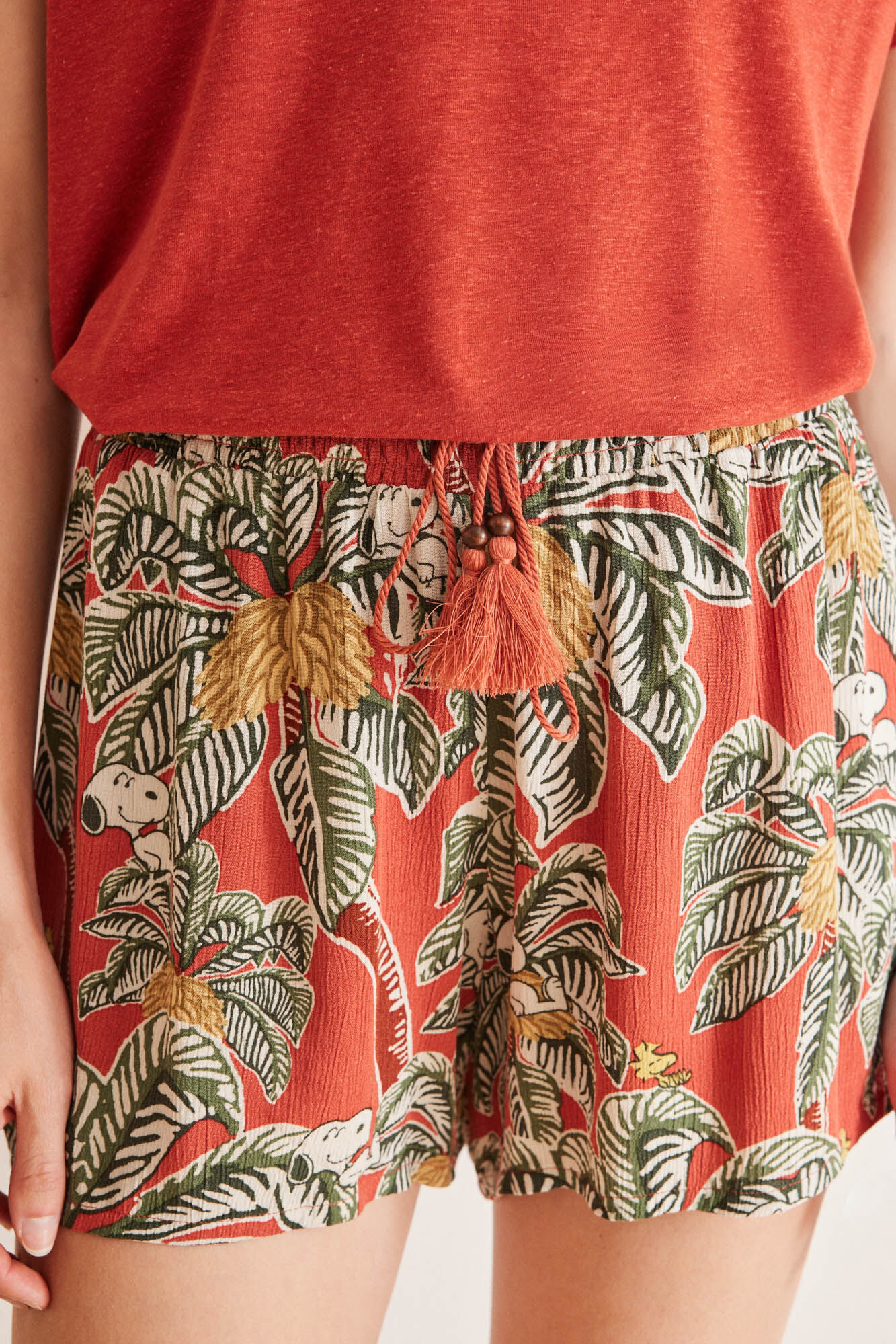 Women'secret Pantal&oacute;n corto viscosa estampado tropical Snoopy