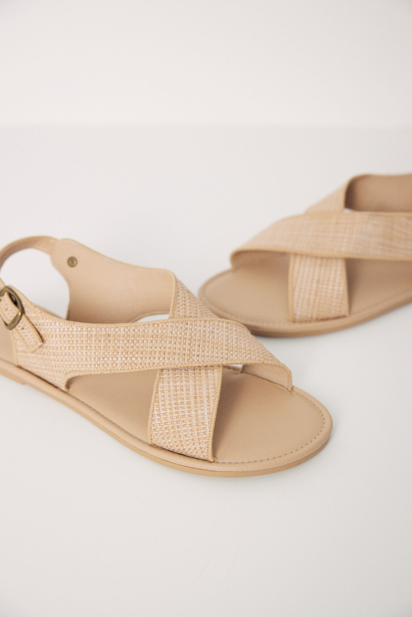 Women'secret Sandalias planas cruzadas arena