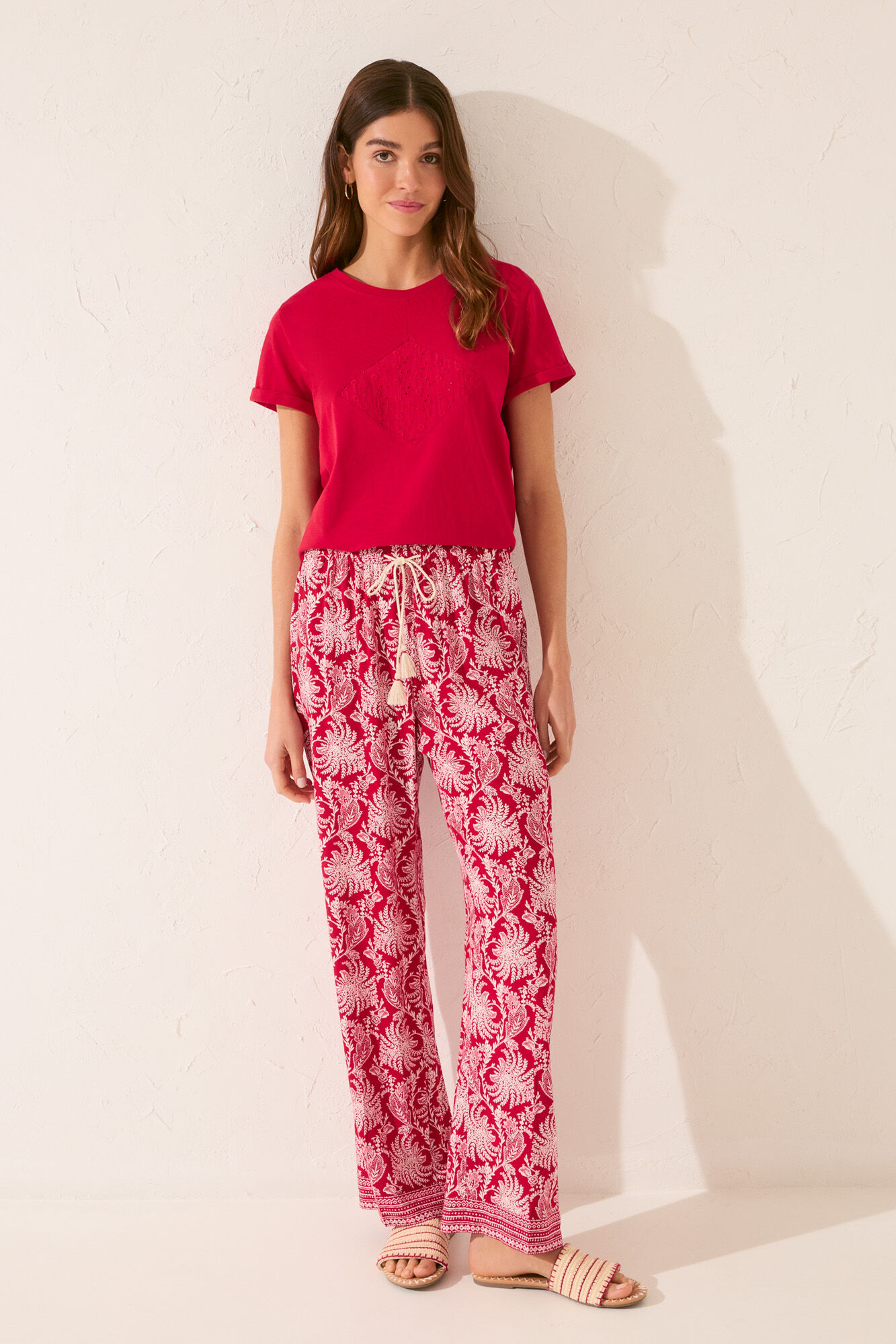 Women'secret Pantal&oacute;n largo de viscosa con estampado de hojas rojas p&uacute;rpura