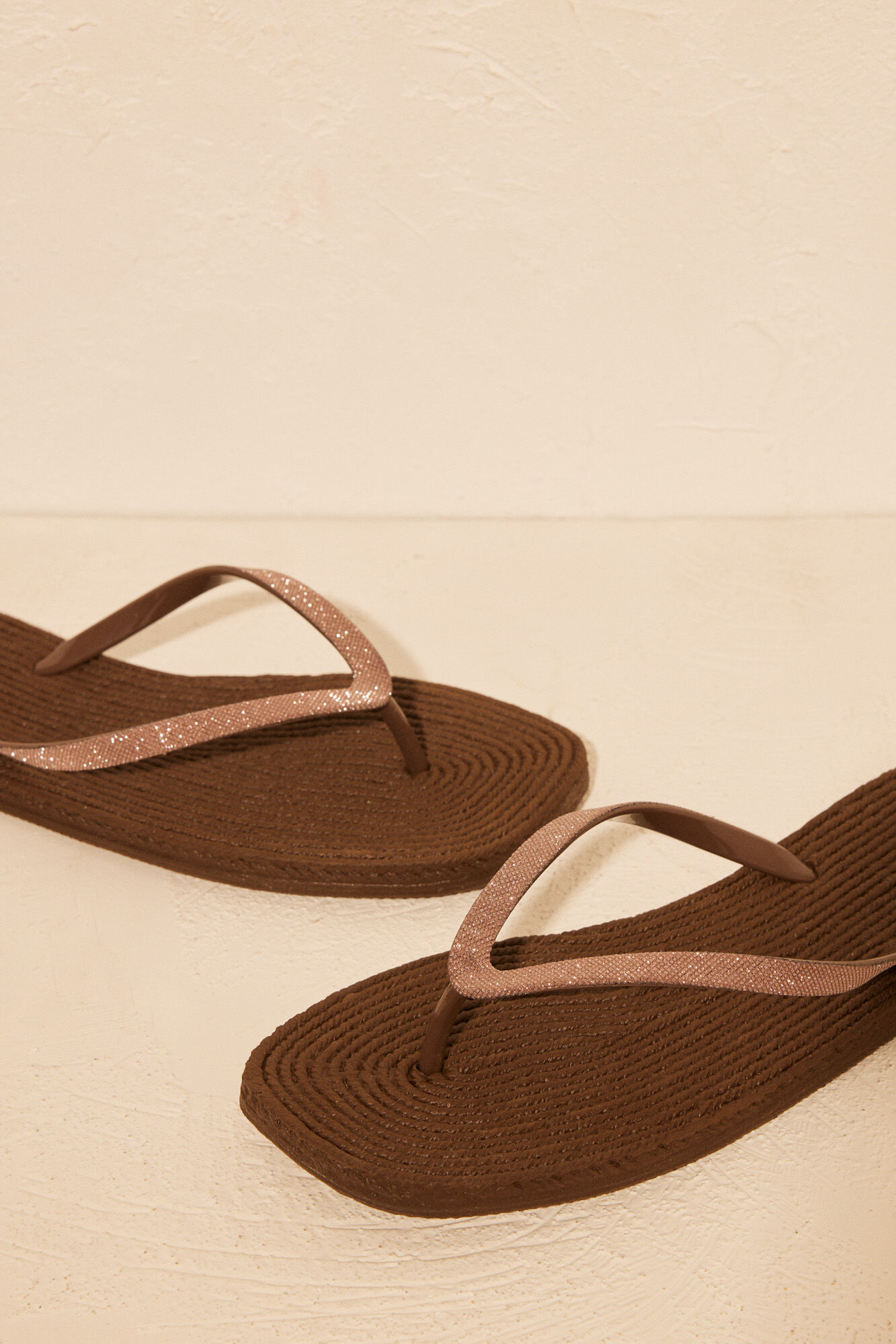 Women'secret Chanclas 100% mojables marr&oacute;n