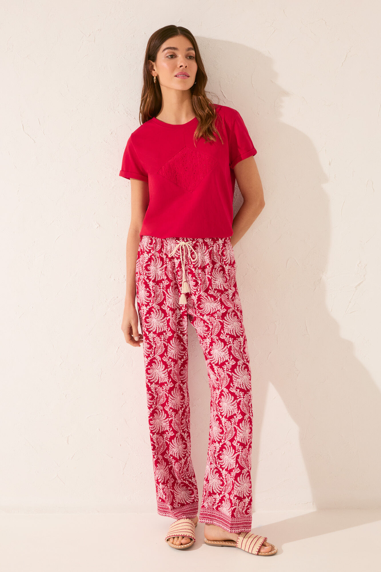 Women'secret Pantal&oacute;n largo de viscosa con estampado de hojas rojas p&uacute;rpura