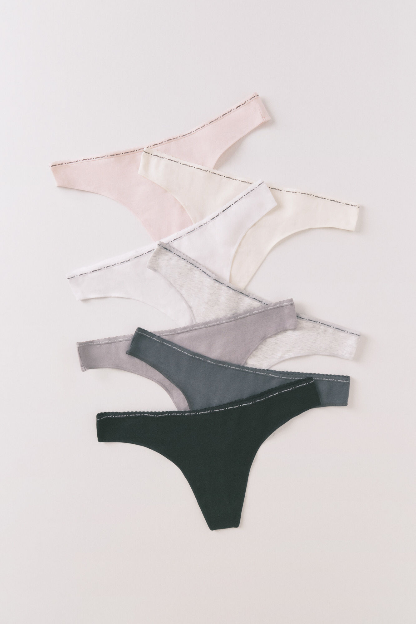 Women'secret Pack de 7 tangas de algod&oacute;n neutro con logo blanco