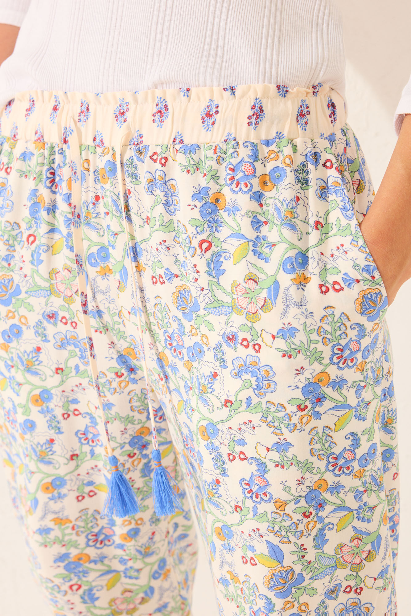 Women'secret Pantal&oacute;n capri de viscosa con estampado floral multicolor estampado