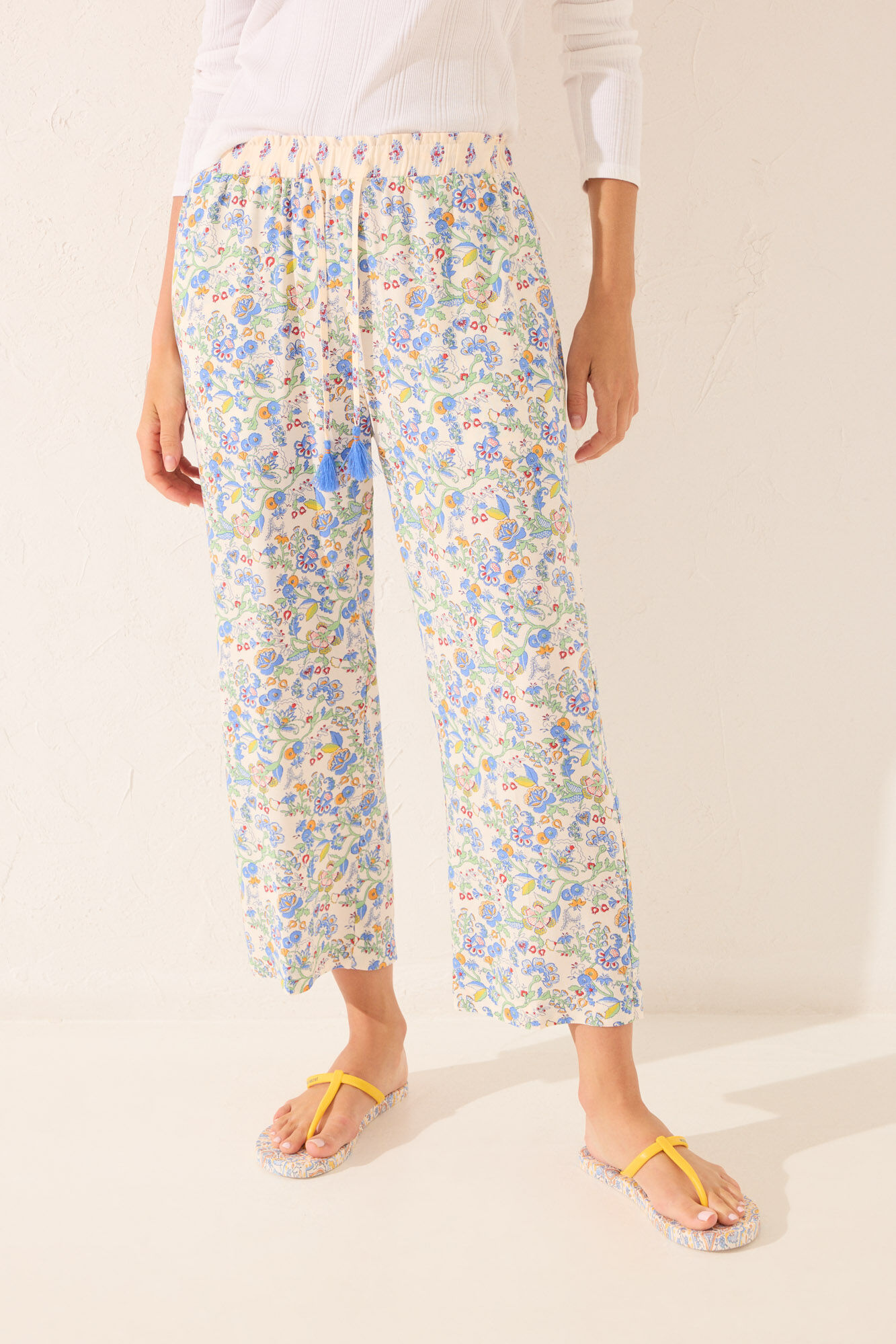 Women'secret Pantal&oacute;n capri de viscosa con estampado floral multicolor