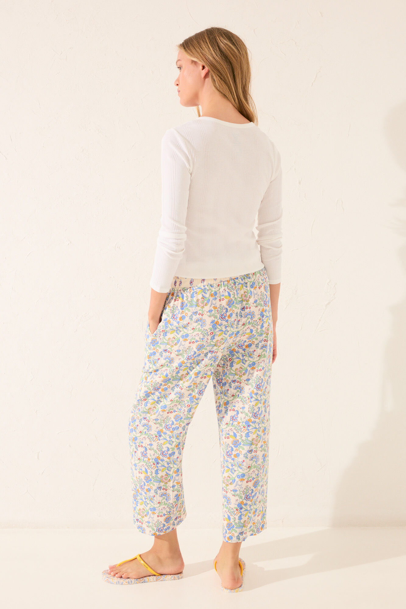 Women'secret Pantal&oacute;n capri de viscosa con estampado floral multicolor estampado