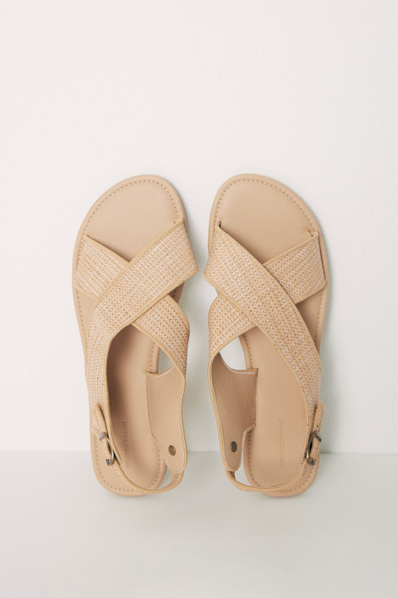Women'secret Sandalias planas cruzadas arena caf&eacute;