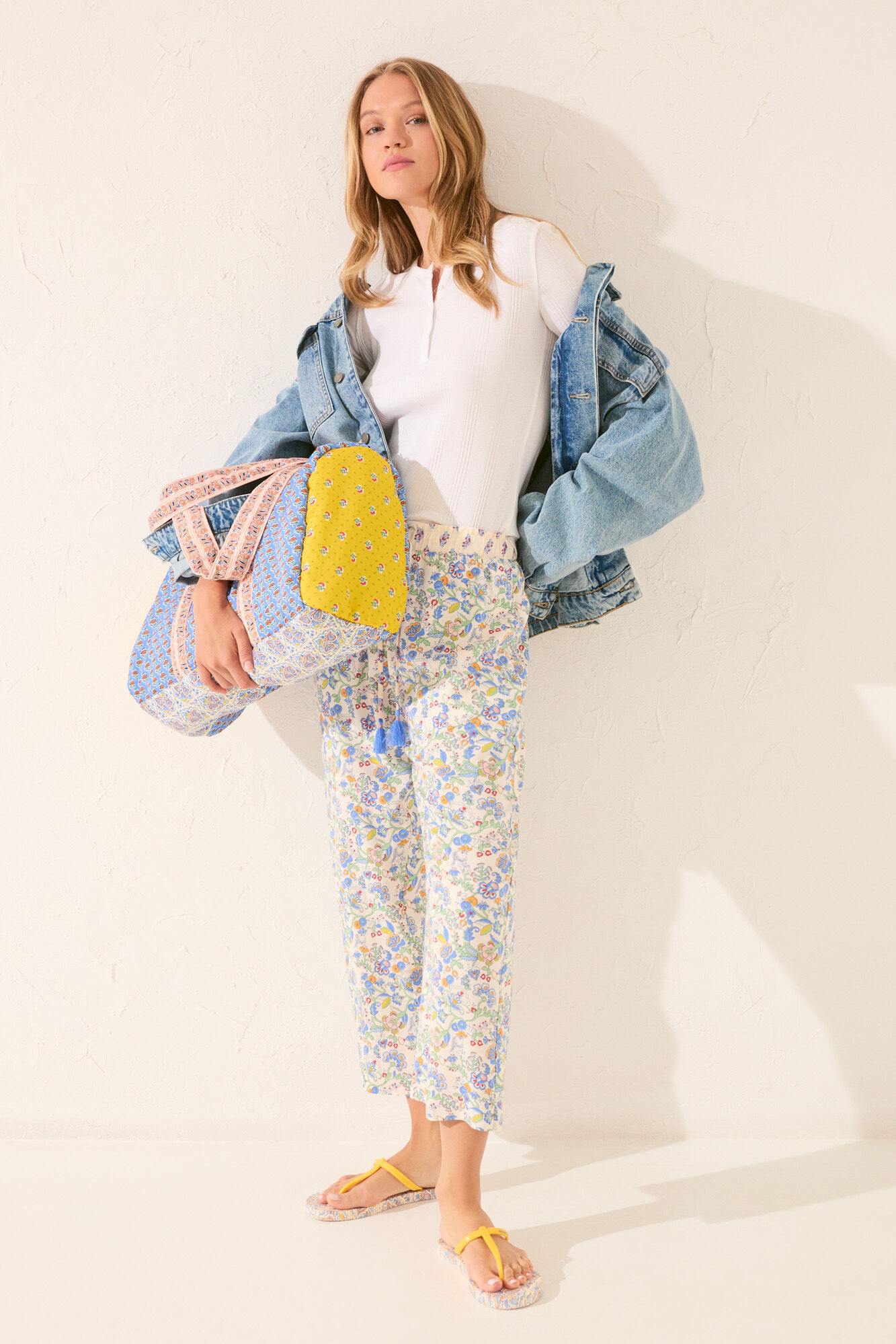 Women'secret Pantal&oacute;n capri de viscosa con estampado floral multicolor