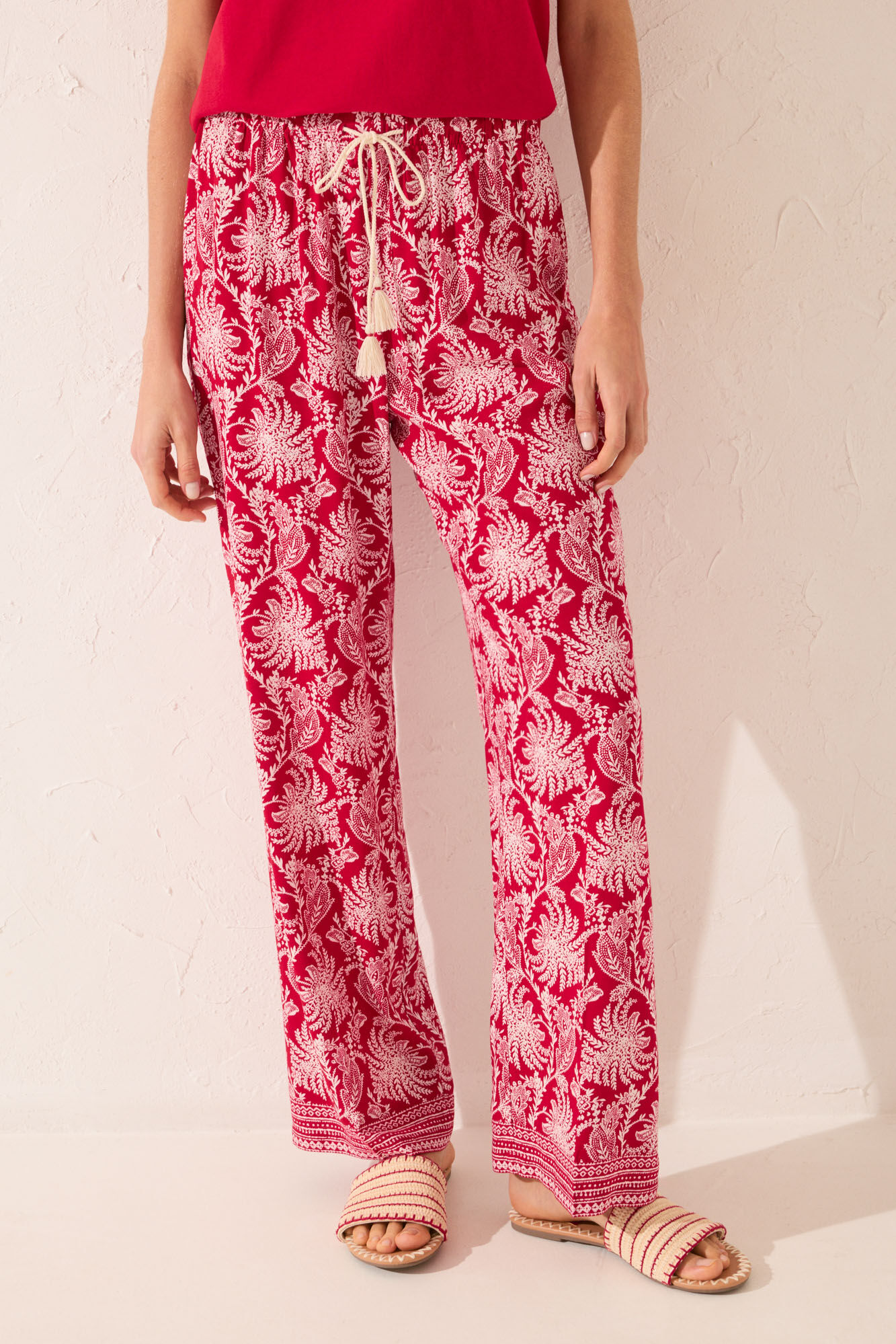 Women'secret Pantal&oacute;n largo de viscosa con estampado de hojas rojas