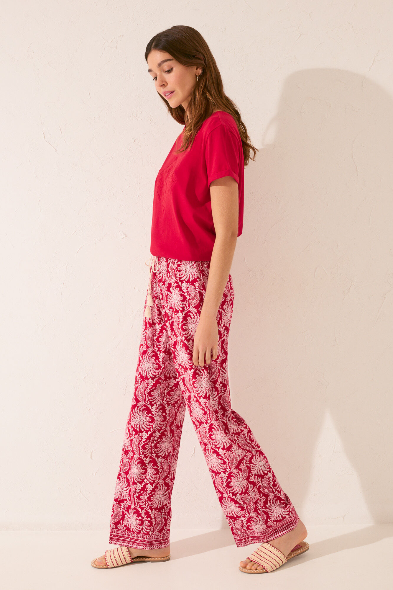 Women'secret Pantal&oacute;n largo de viscosa con estampado de hojas rojas p&uacute;rpura
