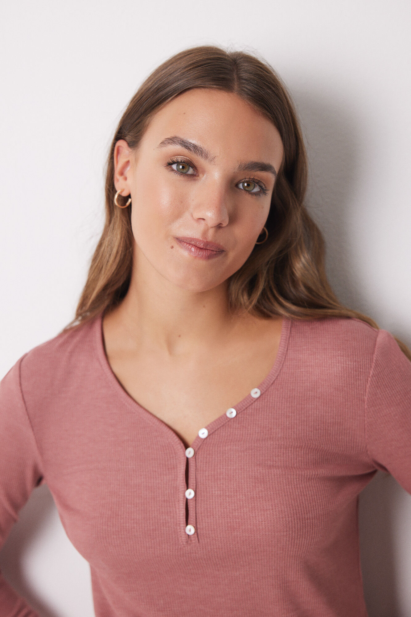 Women'secret Playera de cuello redondo con botones y manga larga carm&iacute;n