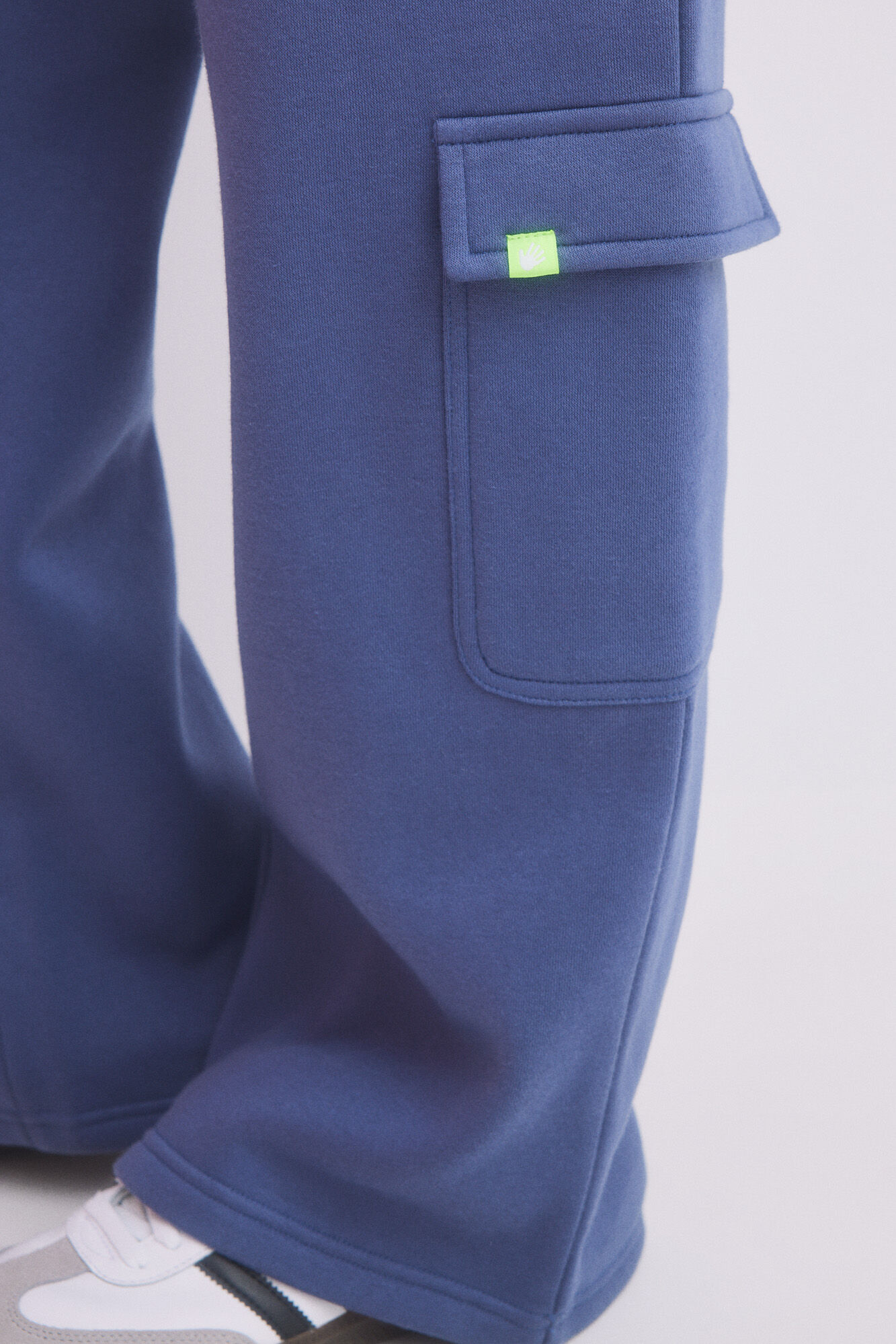 HI&BYE Pantal&oacute;n flare cargo felpa azul azul