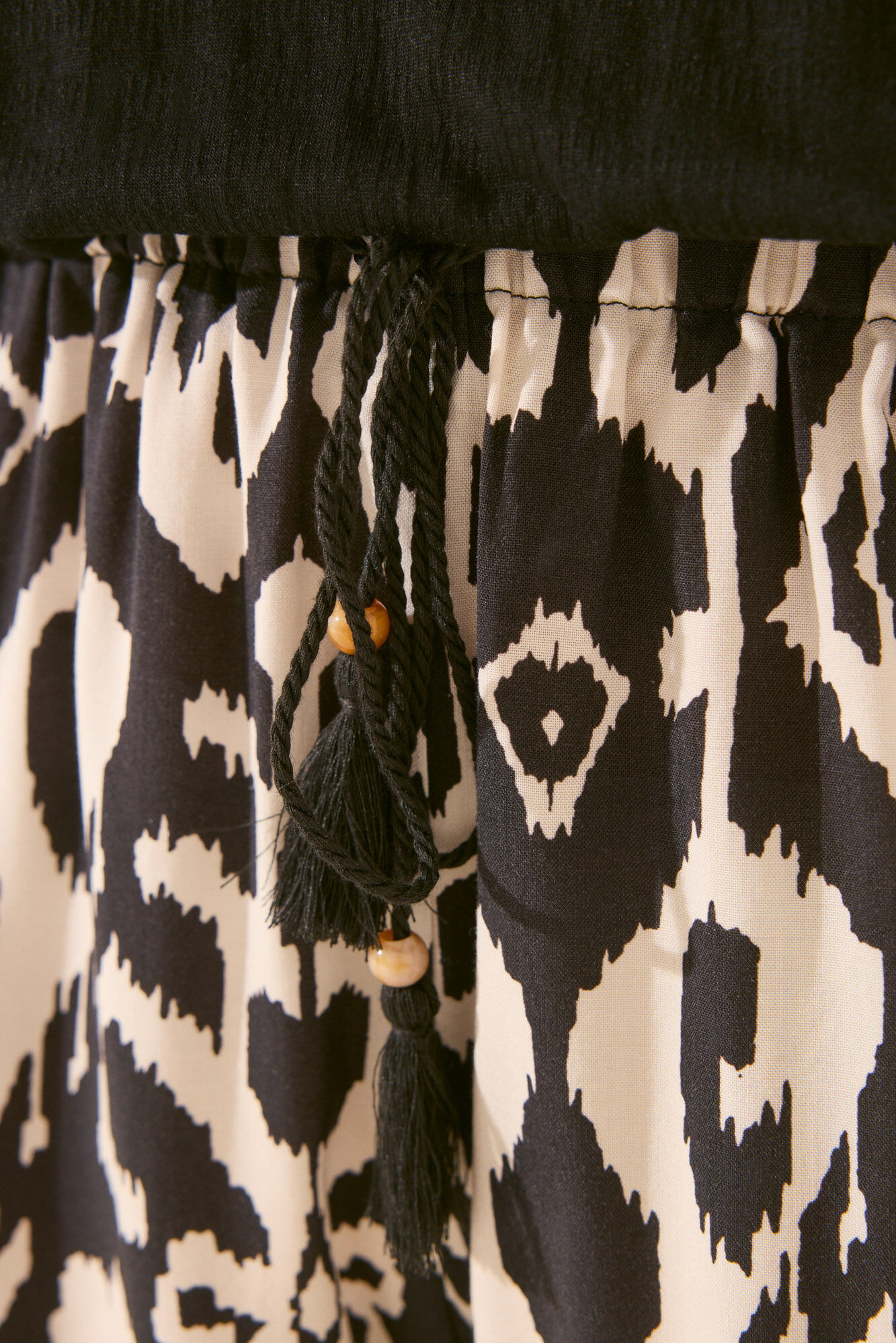 Women'secret Pantal&oacute;n de viscosa con estampado ikat negro
