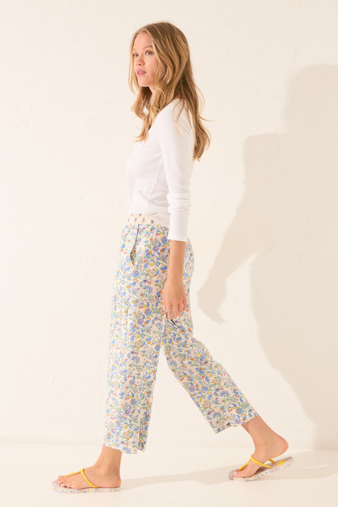 Women'secret Pantal&oacute;n capri de viscosa con estampado floral multicolor estampado